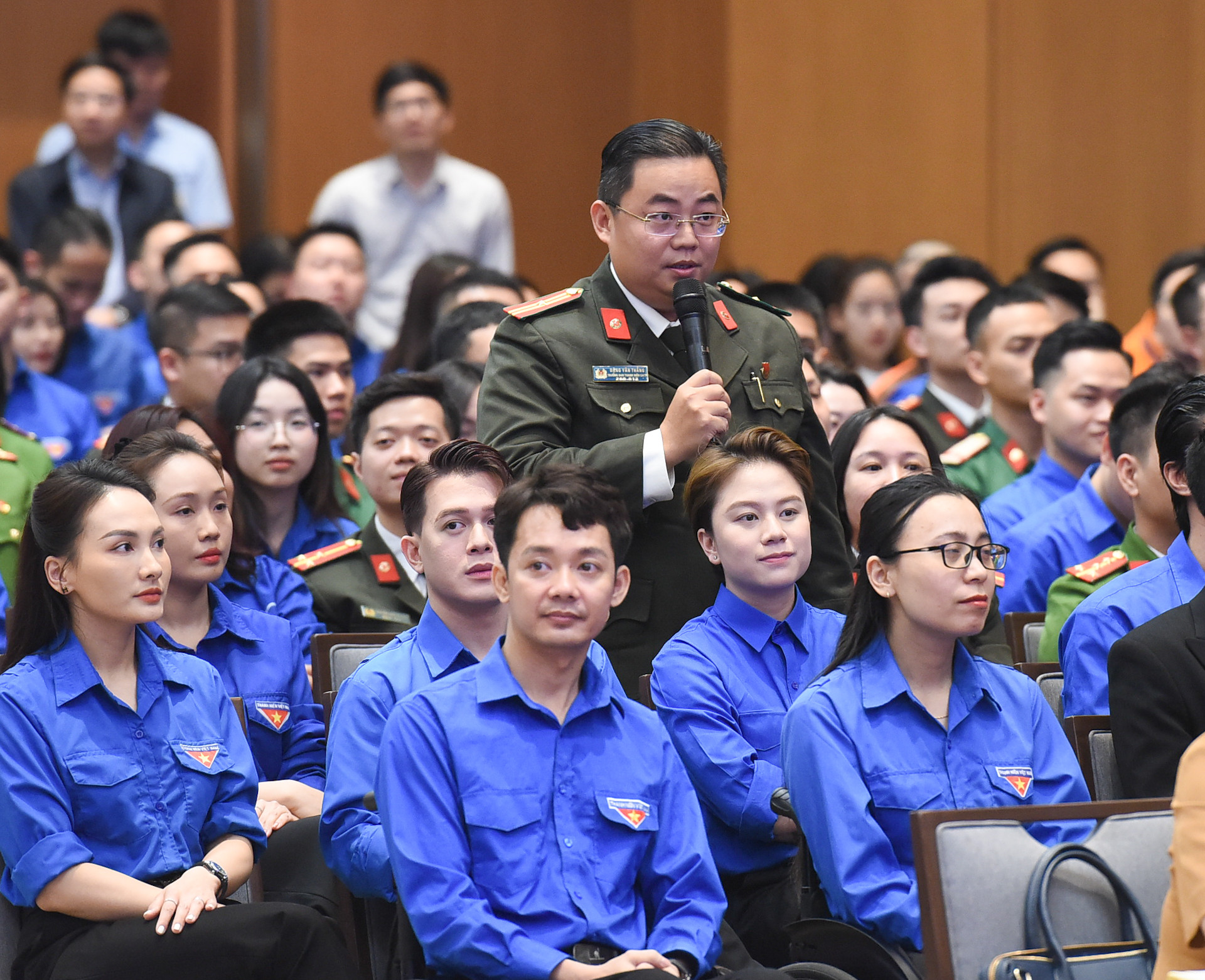 Thiếu tá Đặng Văn Thắng, Trưởng Ban Thanh niên Công an Thành phố Hồ Chí Minh nêu câu hỏi tại Đối thoại. Thiếu tá Đặng Văn Thắng, Trưởng Ban Thanh niên Công an Thành phố Hồ Chí Minh nêu câu hỏi tại Đối thoại.