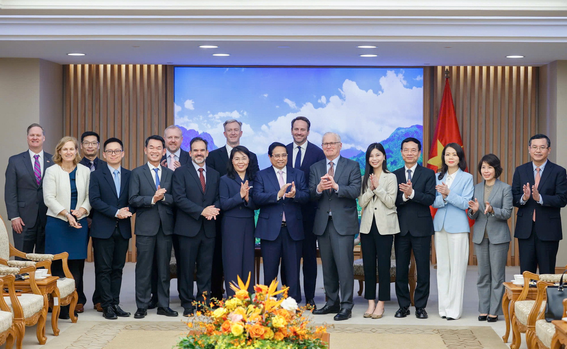 Thủ tướng Phạm Minh Chính, ông John Neuffer, Chủ tịch Hiệp hội Công nghiệp bán dẫn Hoa Kỳ (SIA) và lãnh đạo các doanh nghiệp bán dẫn hàng đầu Hoa Kỳ.