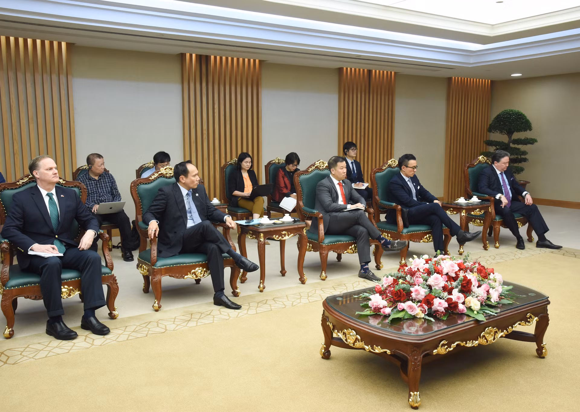 Các thành viên đi cùng đoàn với ông Steven Kobos, Chủ tịch kiêm Giám đốc điều hành Tập đoàn Excelerate Energy (Hoa Kỳ) tham dự buổi tiếp.