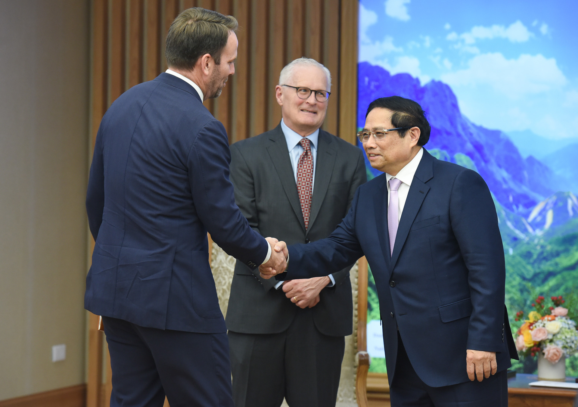 Thủ tướng Phạm Minh Chính đón các thành viên đi cùng ông John Neuffer, Chủ tịch Hiệp hội Công nghiệp bán dẫn Hoa Kỳ (SIA).