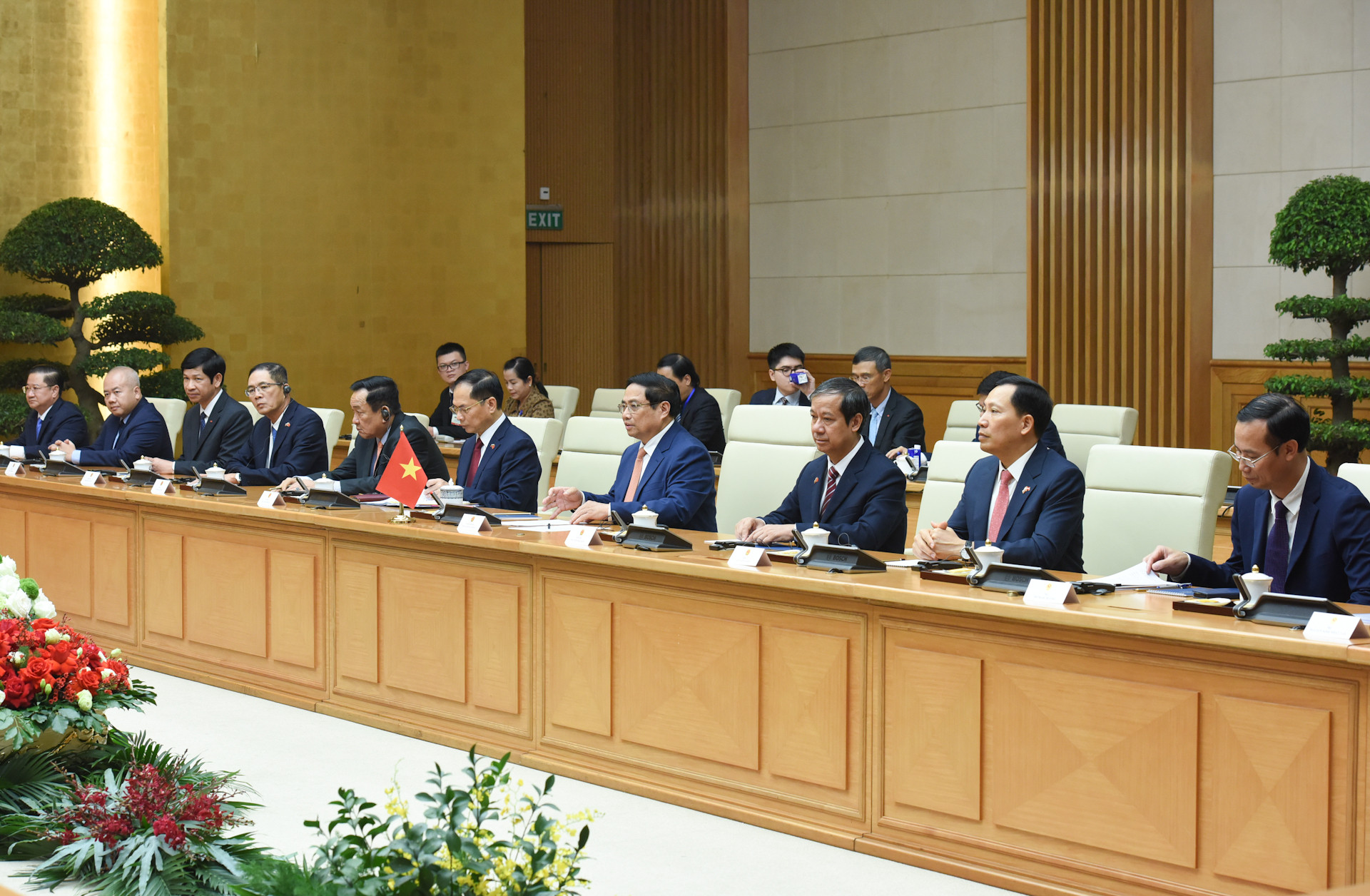 Thủ tướng Phạm Minh Chính và các thành viên Chính phủ Việt Nam tham dự hội kiến Tổng thống Bulgaria Rumen Radev.