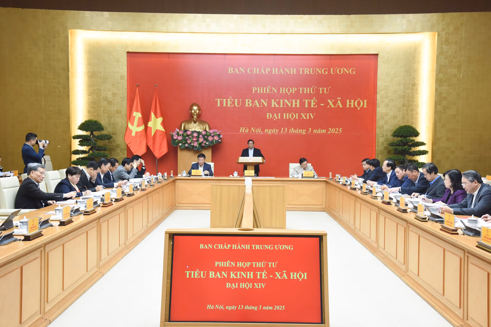 Quang cảnh Phiên họp lần thứ tư của Tiểu ban Kinh tế-Xã hội.