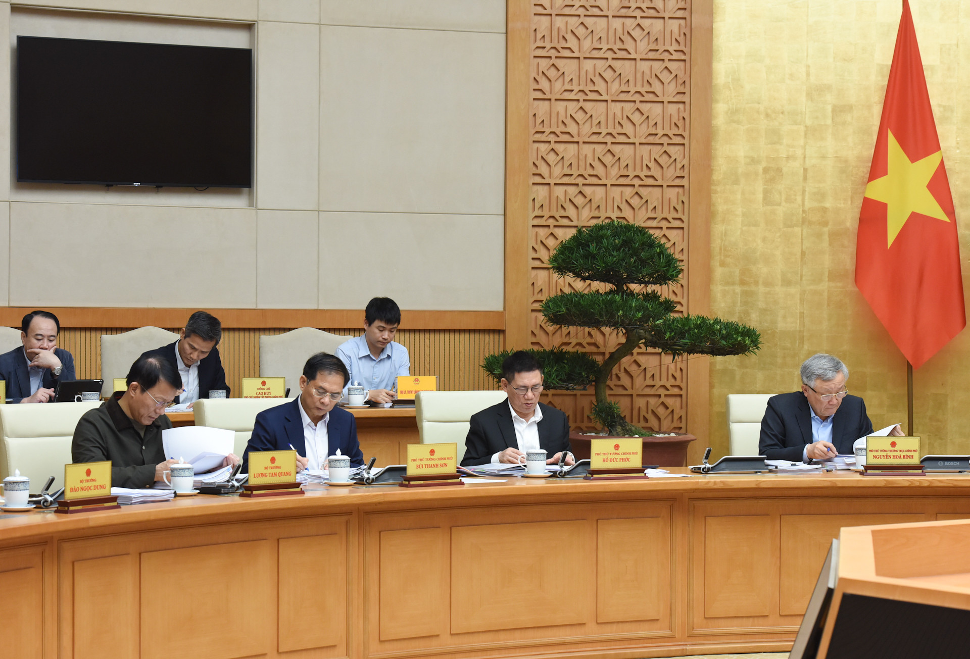 Các Phó Thủ tướng cùng lãnh đạo các bộ, ban, ngành tham dự phiên họp.