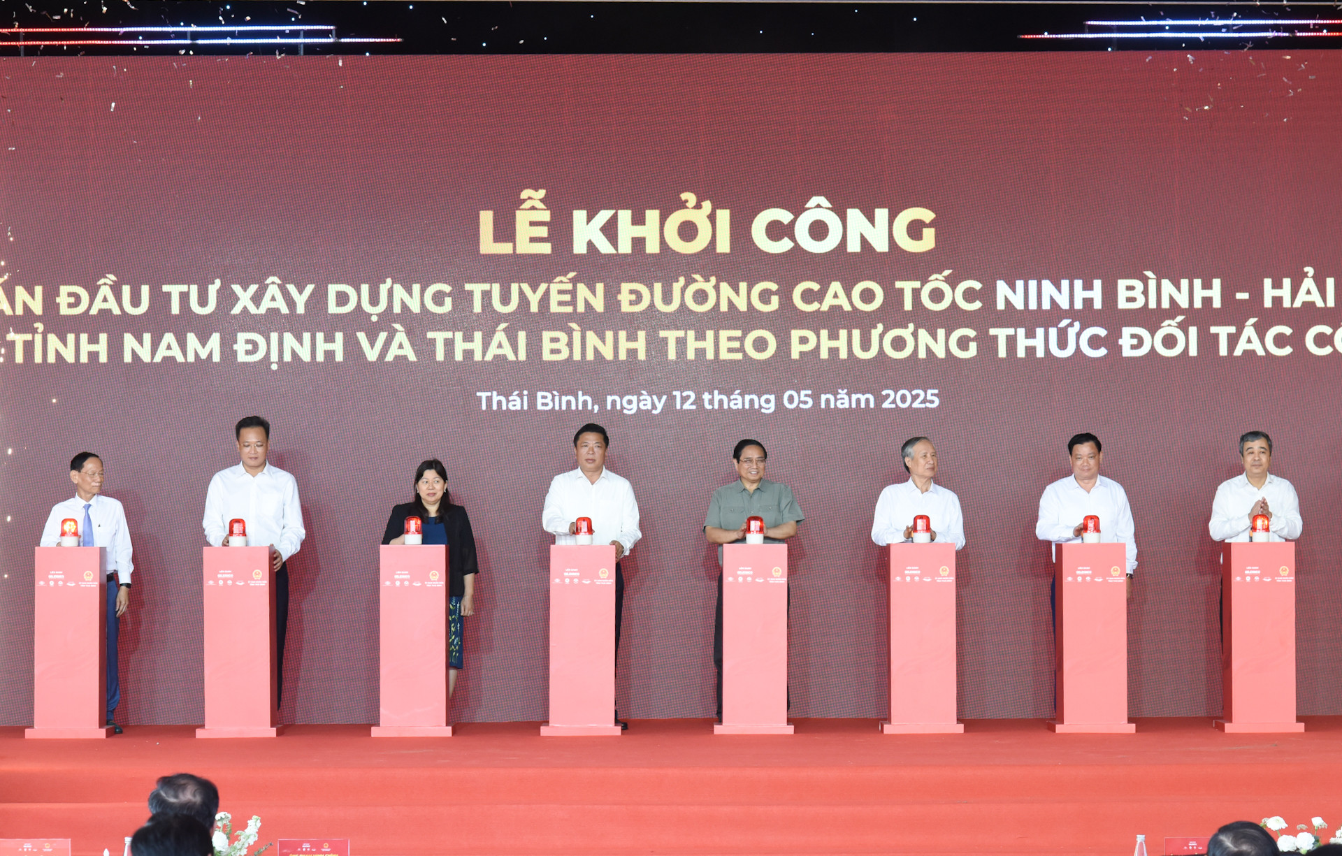 Thủ tướng Phạm Minh Chính và các đại biểu thực hiện nghi thức khởi công dự án. Thủ tướng Phạm Minh Chính và các đại biểu thực hiện nghi thức khởi công dự án.