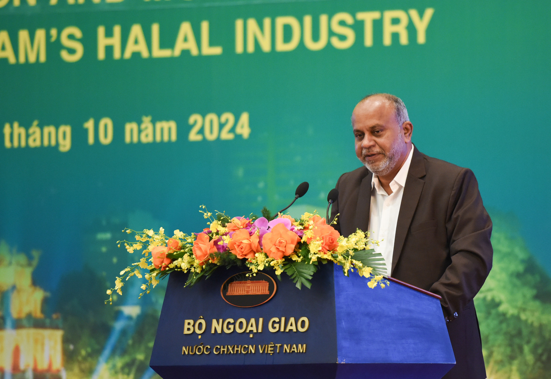 Tiến sĩ Yousif S.AlHarbi, Phó Chủ tịch Trung tâm Halal Saudi Arabia, Cơ quan Thực phẩm và Dược phẩm Saudi Arabia (SFDA) phát biểu. Tiến sĩ Yousif S.AlHarbi, Phó Chủ tịch Trung tâm Halal Saudi Arabia, Cơ quan Thực phẩm và Dược phẩm Saudi Arabia (SFDA) phát biểu.