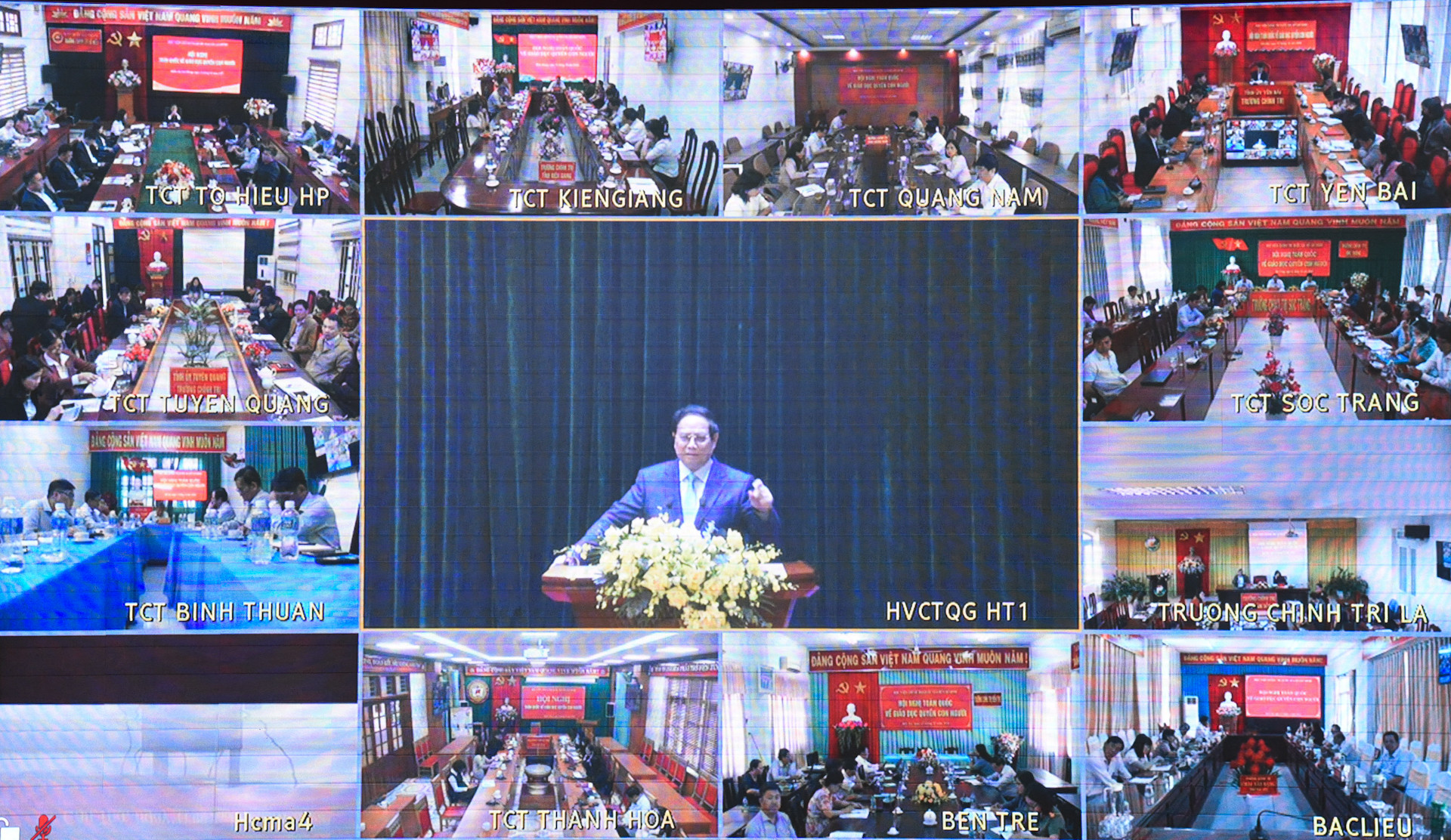 Tham dự Hội nghị tại điểm cầu chính và các điểm cầu trực tuyến tại 63 tỉnh, thành phố có đại diện lãnh đạo các ban Đảng Trung ương, các cơ quan của Quốc hội, các bộ, cơ quan ngang bộ, các đoàn thể chính trị, xã hội, các tỉnh, thành phố, lãnh đạo các cơ quan, ban, ngành, đoàn thể, các cơ sở giáo dục, đào tạo trên địa bàn tỉnh, thành phố.