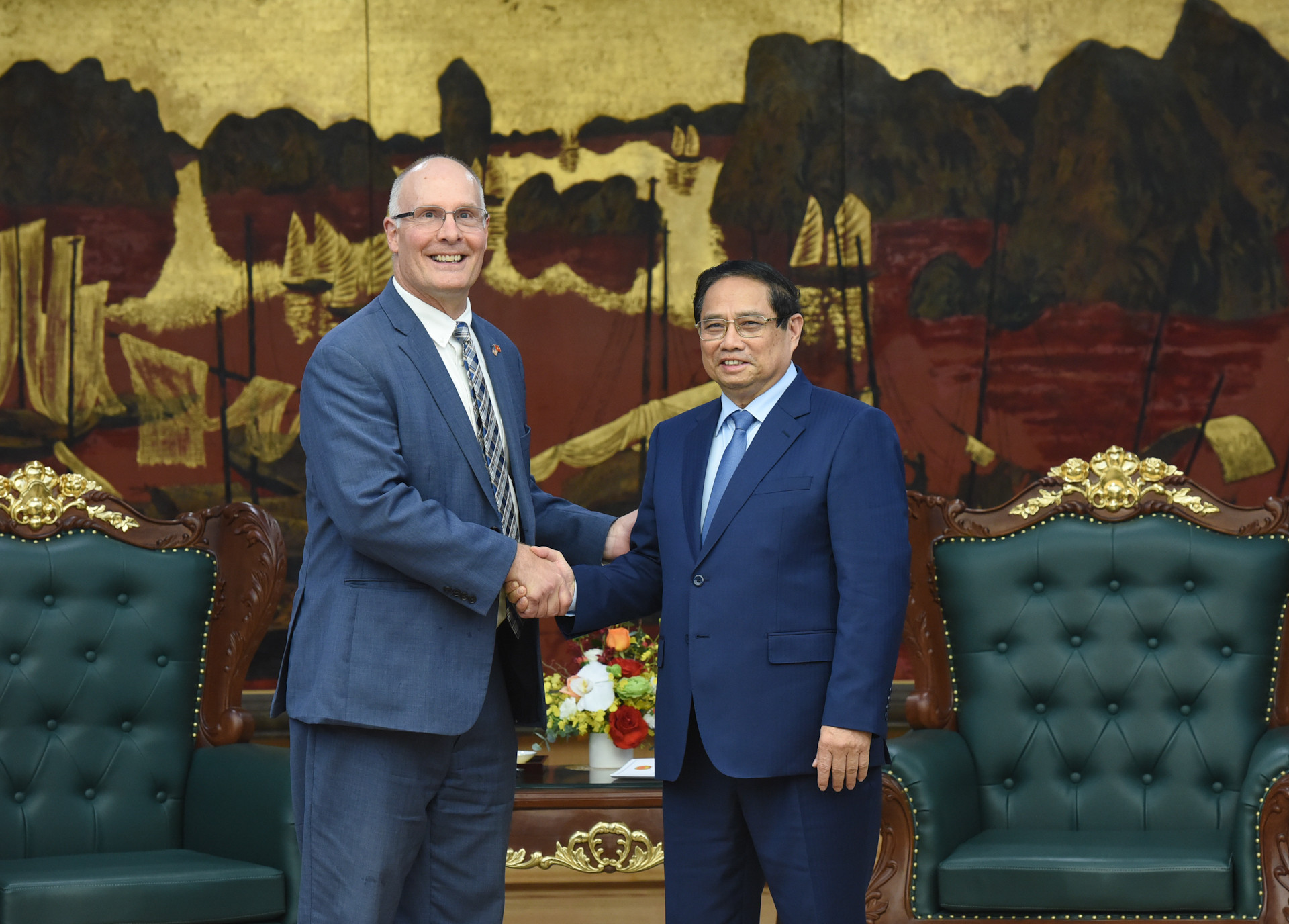 Thủ tướng Phạm Minh Chính và Hạ Nghị sĩ John Moolenaar.