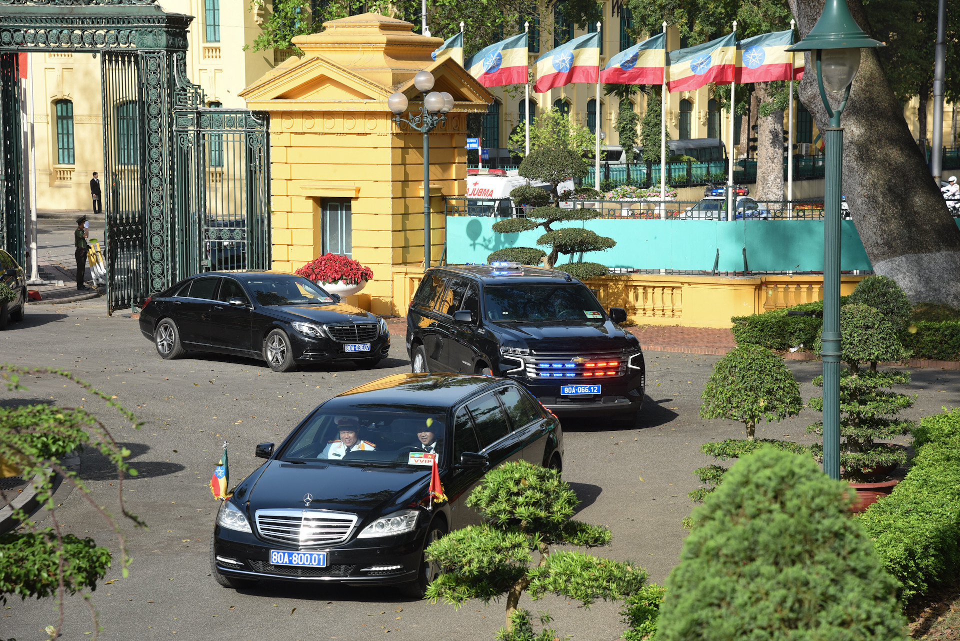 Đoàn xe đưa Thủ tướng Ethiopia Abiy Ahmed Ali và Phu nhân đến Phủ Chủ tịch.