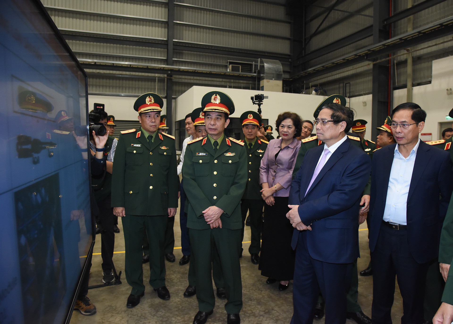 Thủ tướng tham quan trưng bày sản phẩm công nghiệp công nghệ cao của Viettel.