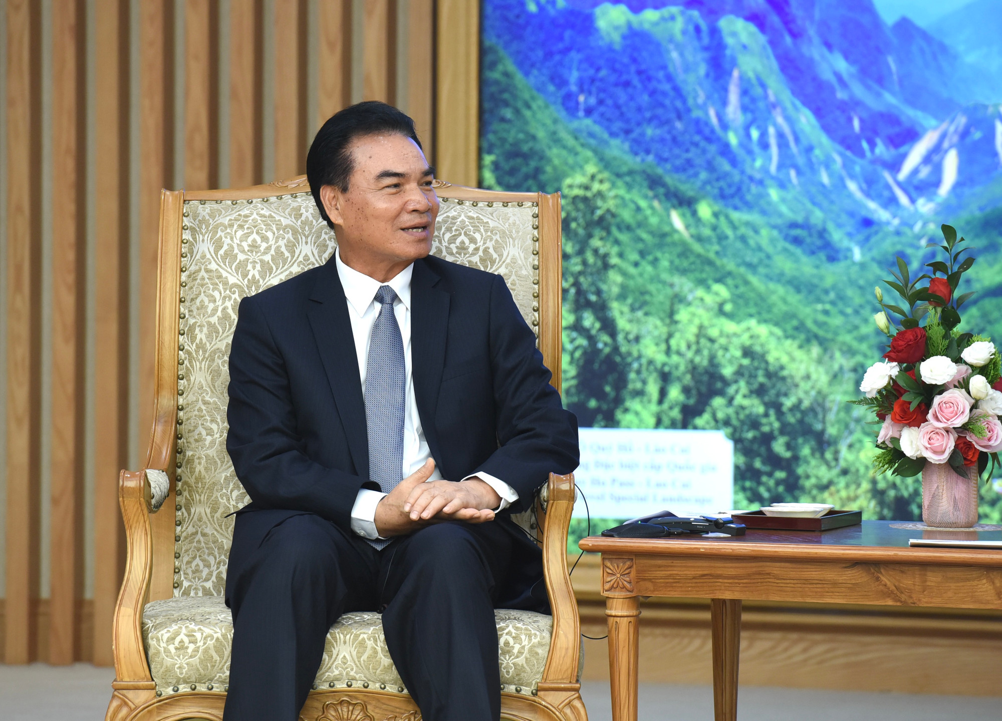 Đồng chí Phet Phomphiphak, Bộ trưởng Kế hoạch và Đầu tư Lào, Chủ tịch Ủy ban hợp tác Lào-Việt Nam phát biểu tại buổi tiếp.