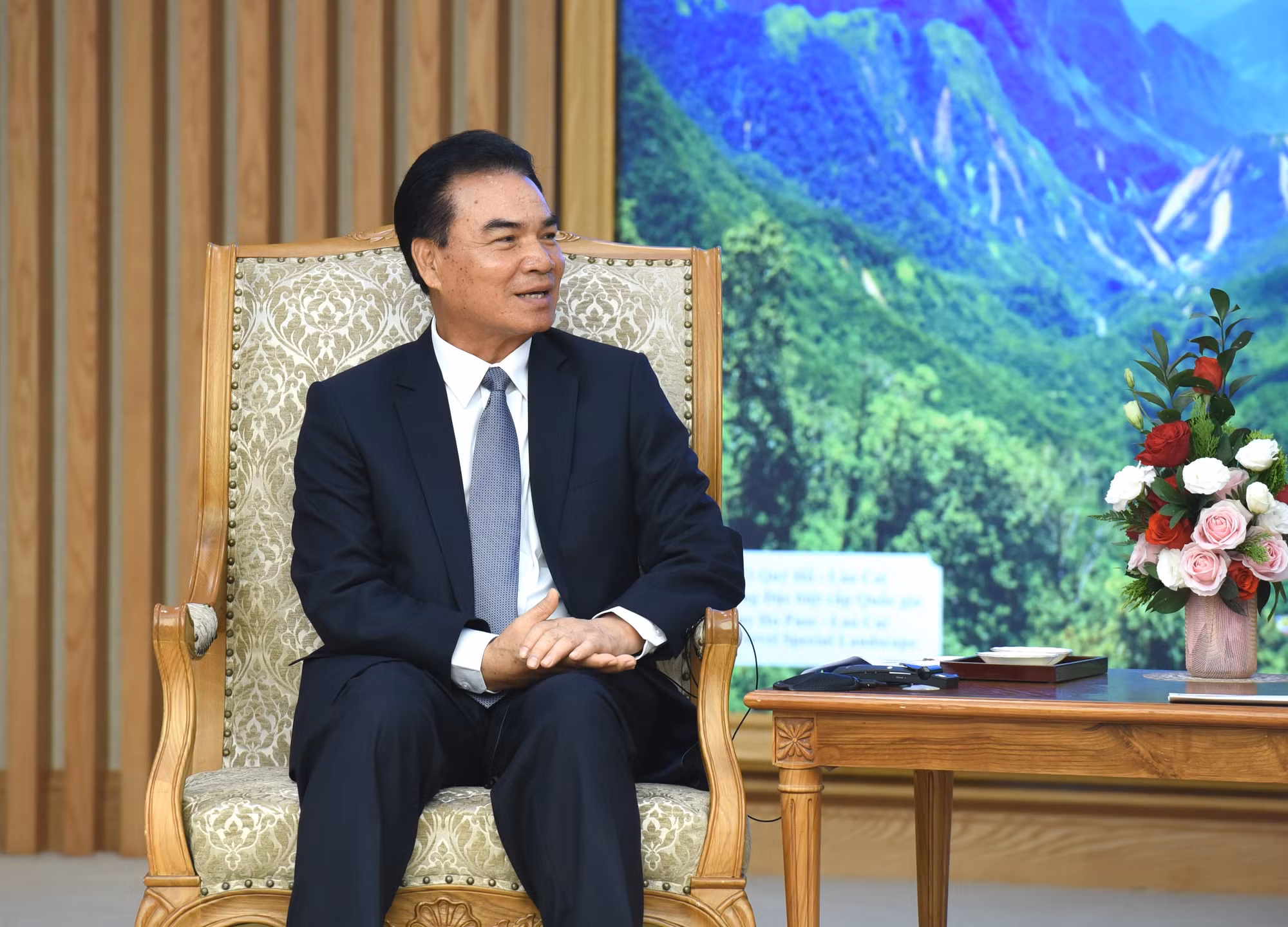 Đồng chí Phet Phomphiphak, Bộ trưởng Kế hoạch và Đầu tư Lào, Chủ tịch Ủy ban hợp tác Lào-Việt Nam phát biểu tại buổi tiếp.