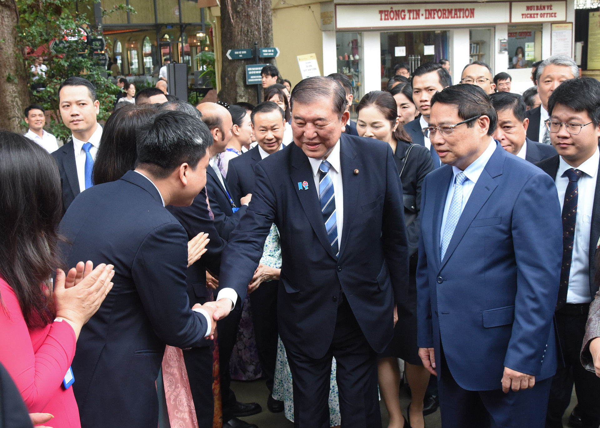 Cán bộ, công nhân viên Bảo tàng Lịch sử quốc gia đón Thủ tướng Phạm Minh Chính và Phu nhân cùng Thủ tướng Nhật Bản Ishiba Shigeru và Phu nhân đến thăm.