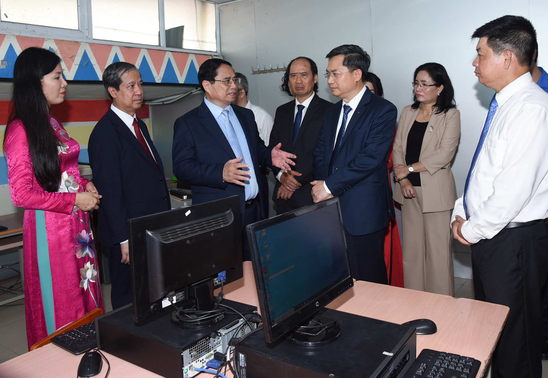 Thủ tướng thăm, kiểm tra cơ sở vật chất của nhà trường.