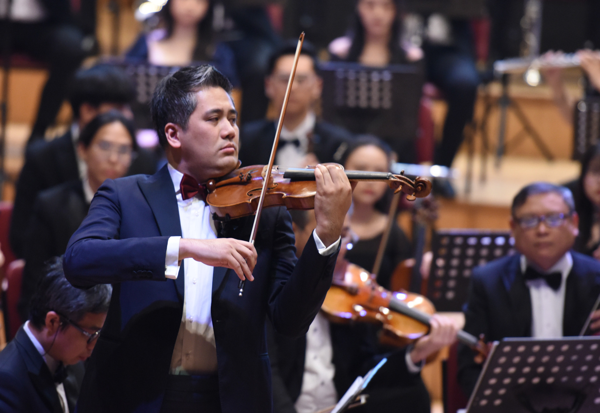 Nghệ sĩ Violin Bùi Công Duy biểu diễn. Nghệ sĩ Violin Bùi Công Duy biểu diễn.