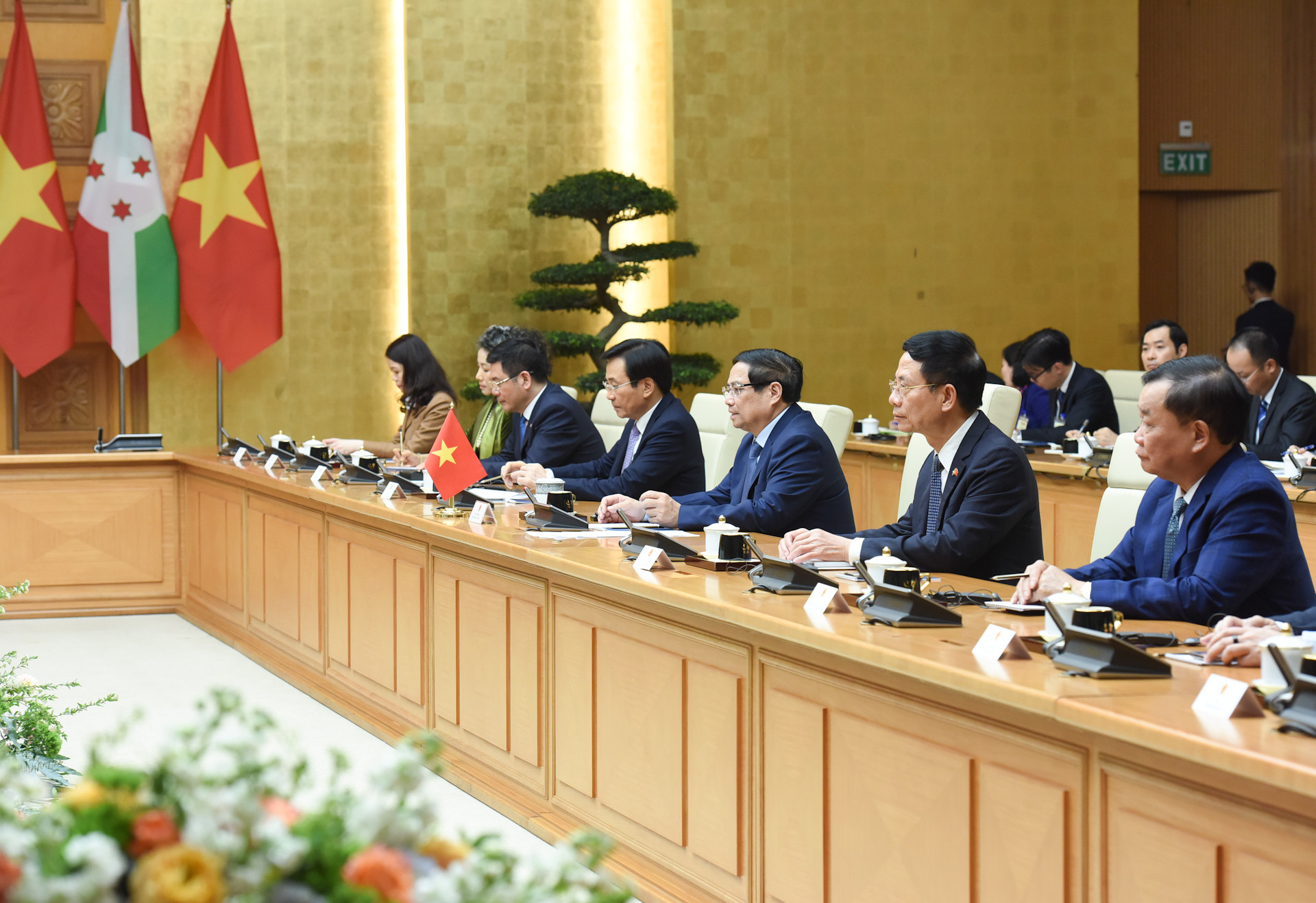 Đại diện lãnh đạo các bộ, ban, ngành của Chính phủ Việt Nam cùng Thủ tướng Phạm Minh Chính tham dự hội kiến.