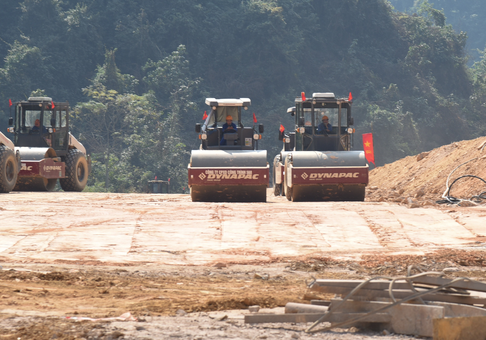 Các phương tiện thi công đường bộ cao tốc Đồng Đăng-Trà Lĩnh đoạn qua huyện Thạch An, tỉnh Cao Bằng. Các phương tiện thi công đường bộ cao tốc Đồng Đăng-Trà Lĩnh đoạn qua huyện Thạch An, tỉnh Cao Bằng.