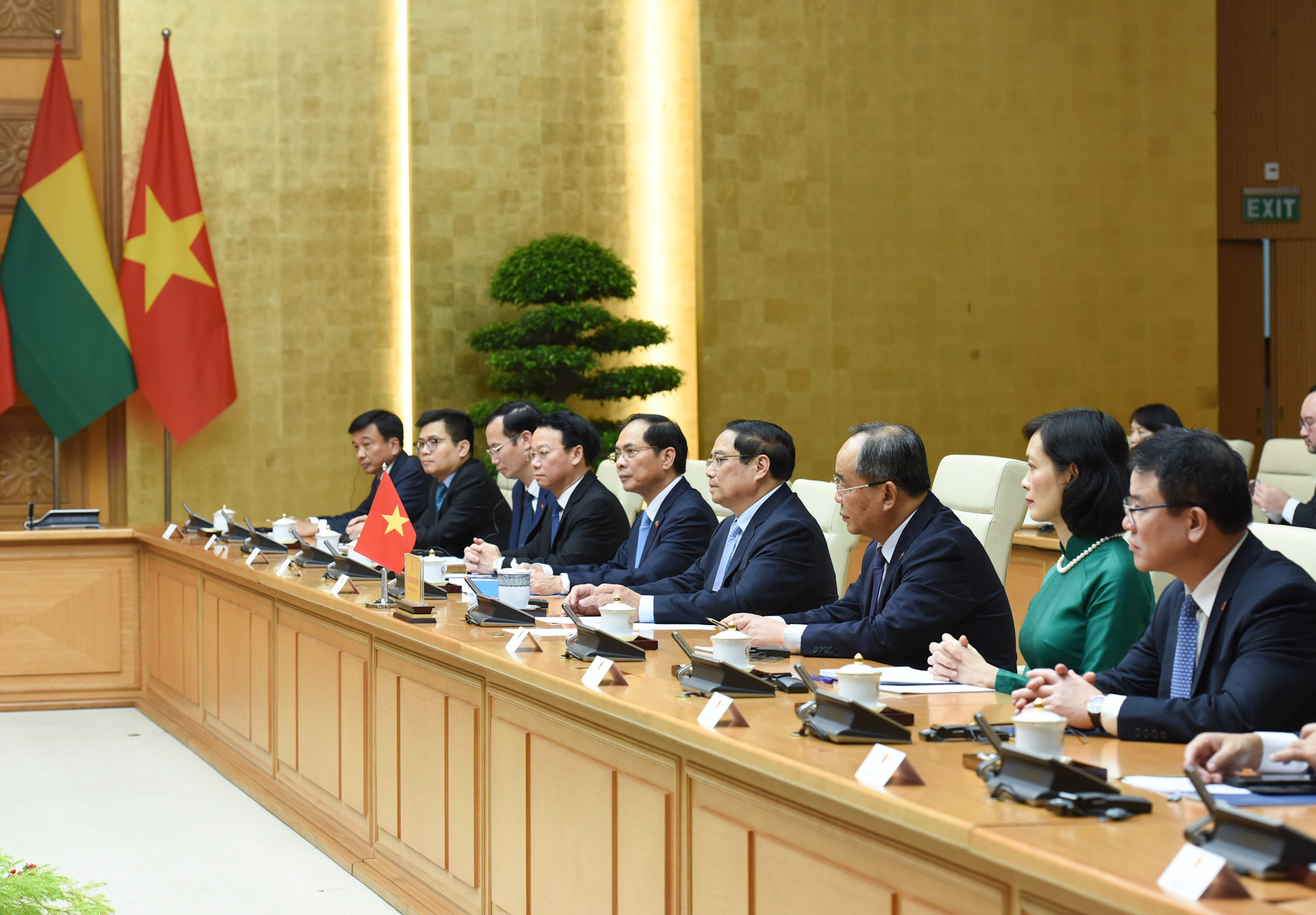 Thủ tướng Phạm Minh Chính và các thành viên Chính phủ Việt Nam hội kiến Tổng thống Cộng hòa Guinea-Bissau Umaro Sissoco Embaló. Thủ tướng Phạm Minh Chính và các thành viên Chính phủ Việt Nam hội kiến Tổng thống Cộng hòa Guinea-Bissau Umaro Sissoco Embaló.