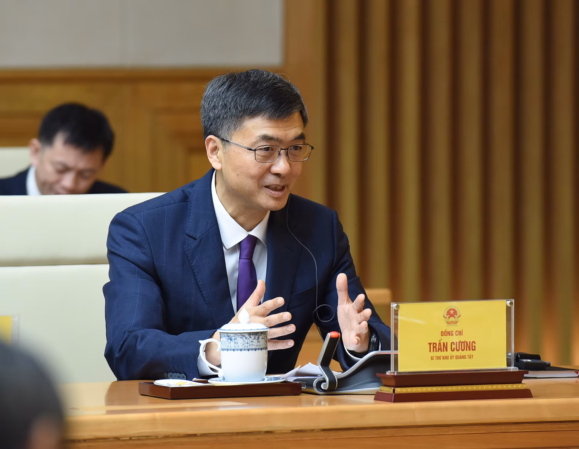 Đồng chí Trần Cương, Bí thư Khu ủy Quảng Tây (Trung Quốc) phát biểu tại buổi tiếp.