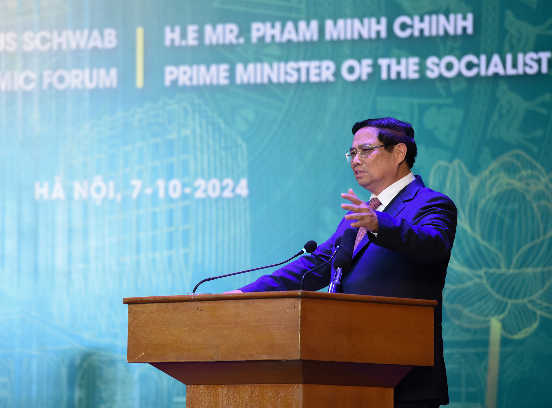 Thủ tướng Phạm Minh Chính đánh giá cao, cảm ơn những chia sẻ sâu sắc, ý nghĩa, tình cảm dành cho Việt Nam của Giáo sư Klaus Schwab tại cuộc đối thoại. Những chia sẻ này đã tạo động lực, truyền cảm hứng cho thế hệ trẻ Việt Nam.