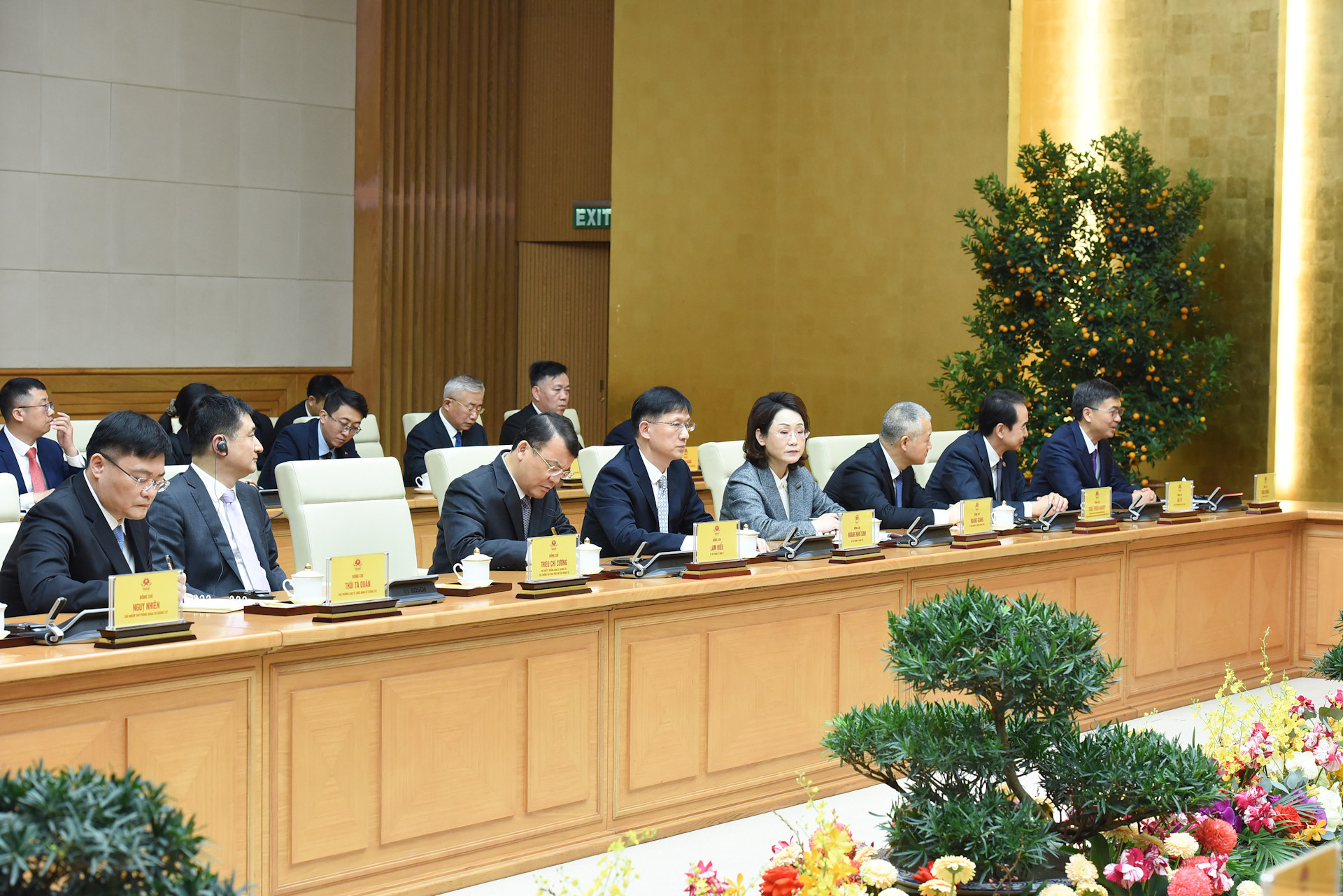 Các thành viên đi cùng đồng chí Trần Cương, Bí thư Khu ủy Quảng Tây (Trung Quốc) tham dự buổi tiếp.