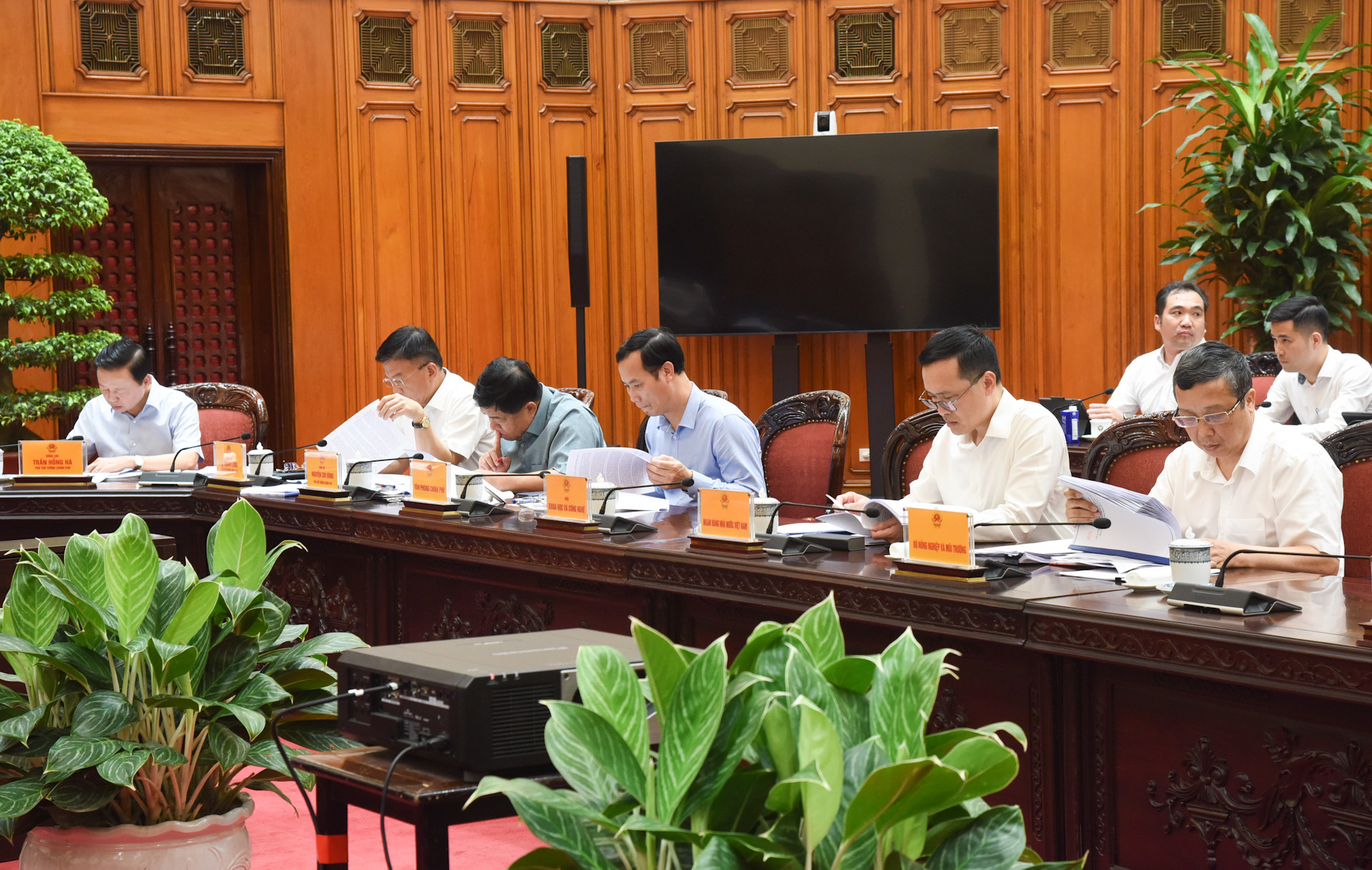 Các đồng chí Phó Thủ tướng, lãnh đạo các bộ, ban, ngành tham dự phiên họp.