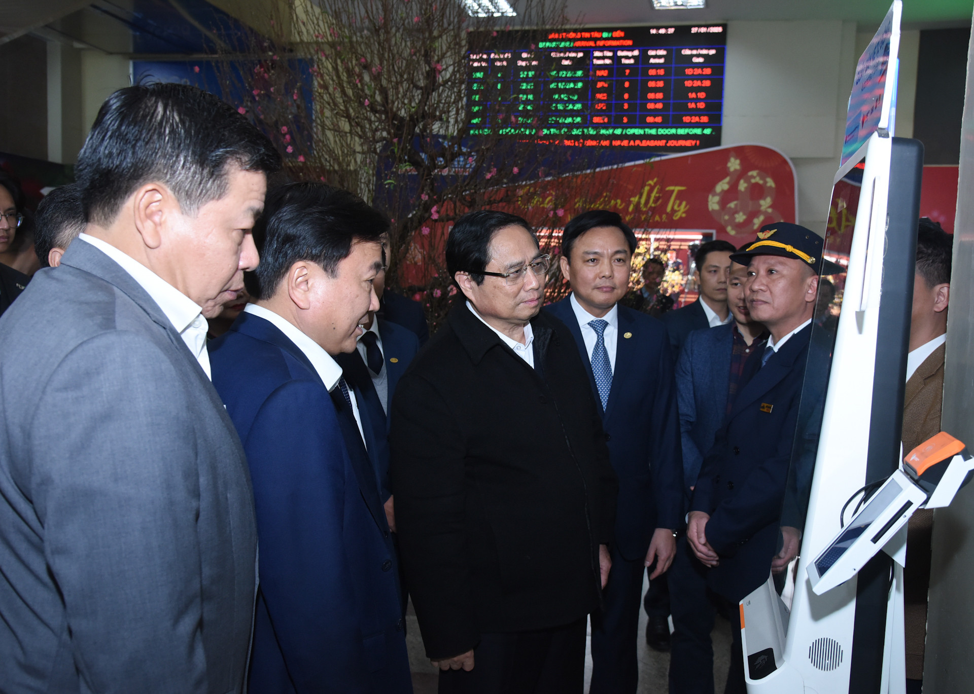 Thủ tướng Phạm Minh Chính kiểm tra hệ thống bán vé tự động tại ga Hà Nội.