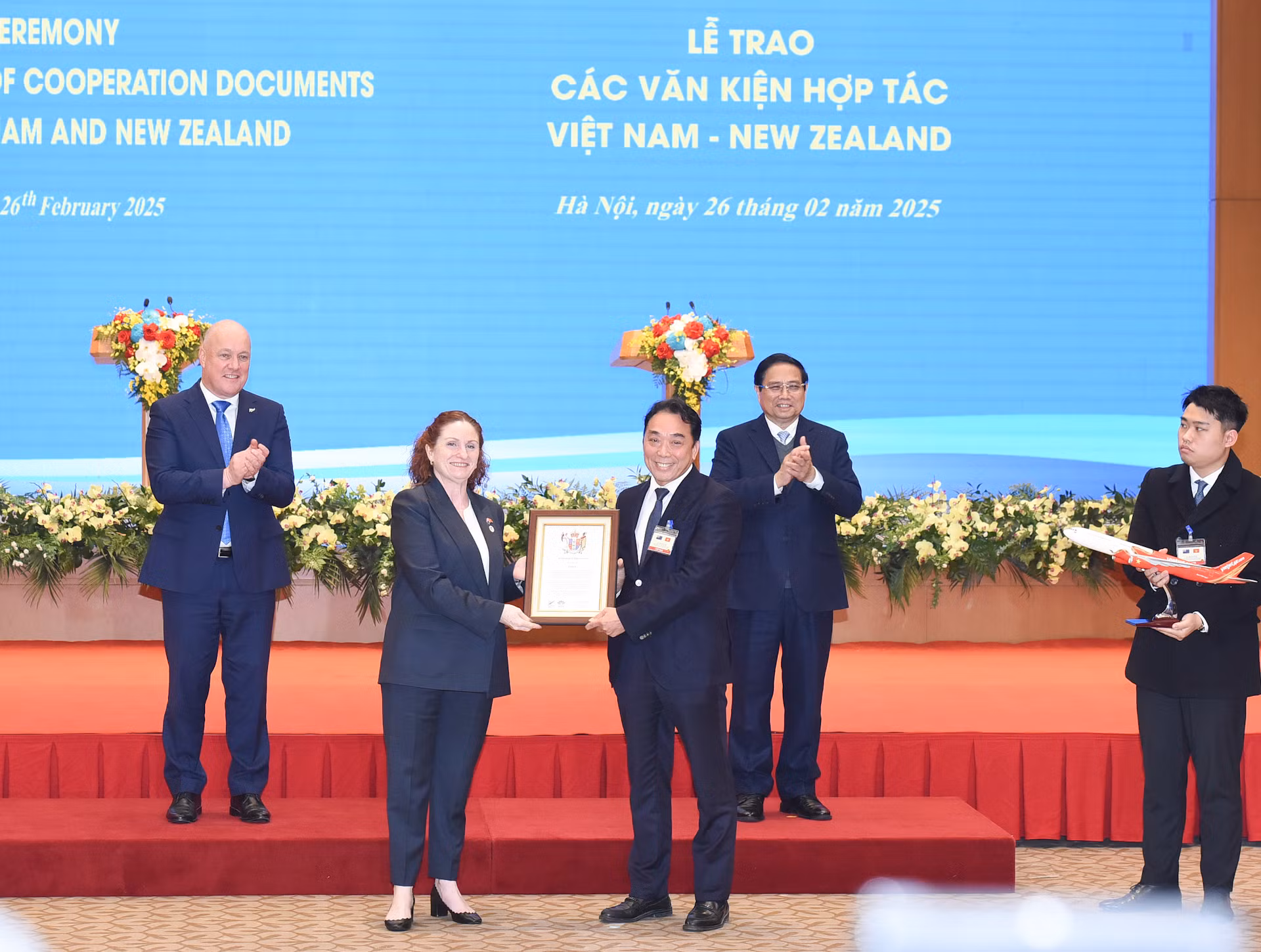 Thủ tướng Phạm Minh Chính và Thủ tướng New Zealand Christopher Luxon chứng kiến hai bên công bố đường bay thương quyền 5 giữa Việt Nam và New Zealand của Hãng hàng không Vietjet.