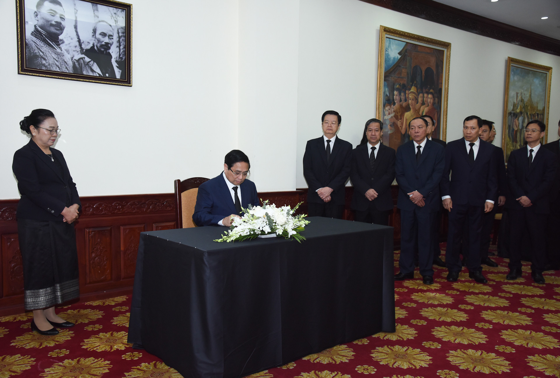 Thủ tướng Phạm Minh Chính ghi sổ tang chia buồn.