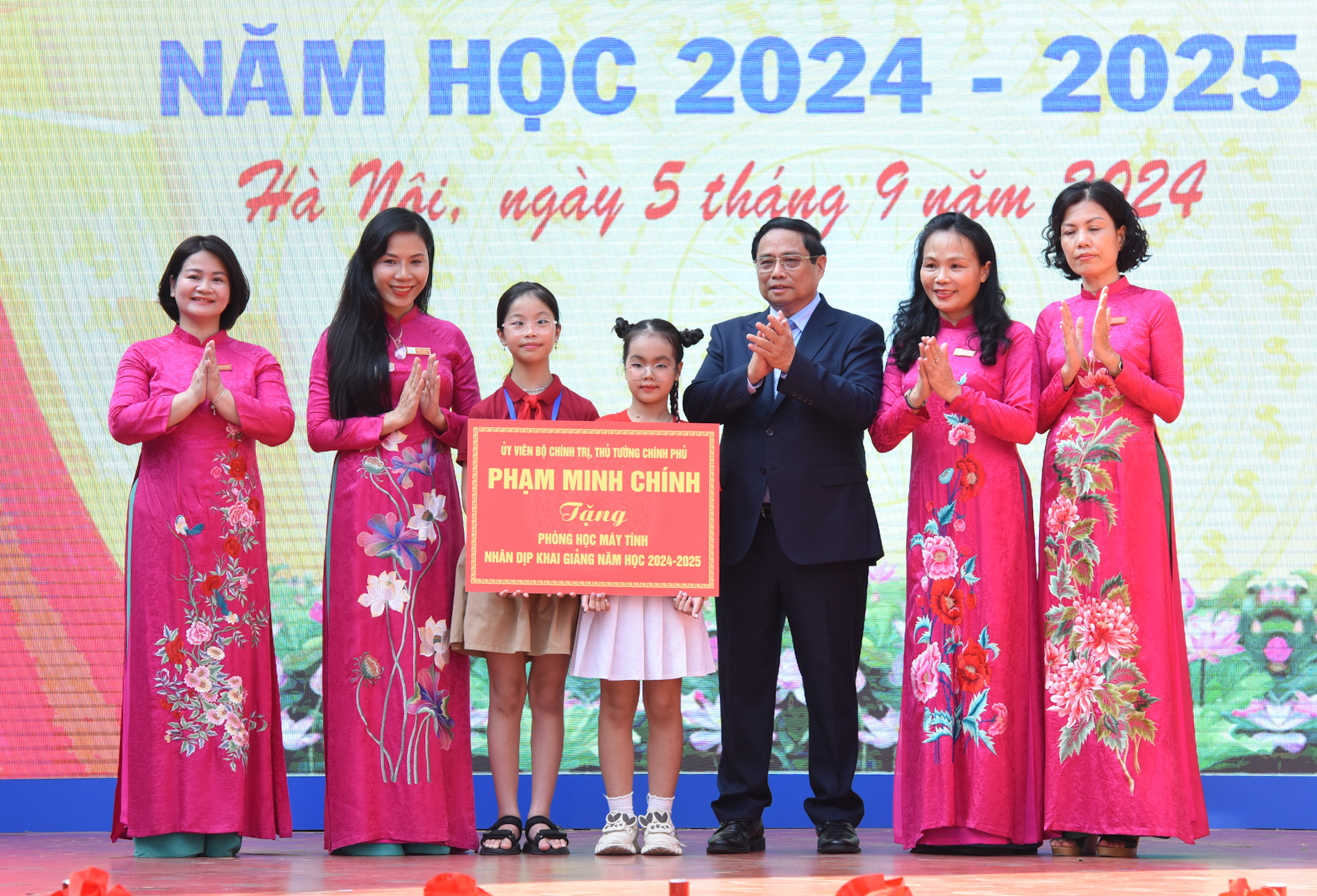 [Ảnh] Thủ tướng chung vui lễ khai giảng tại ngôi trường đặc biệt ở Hà Nội ảnh 6