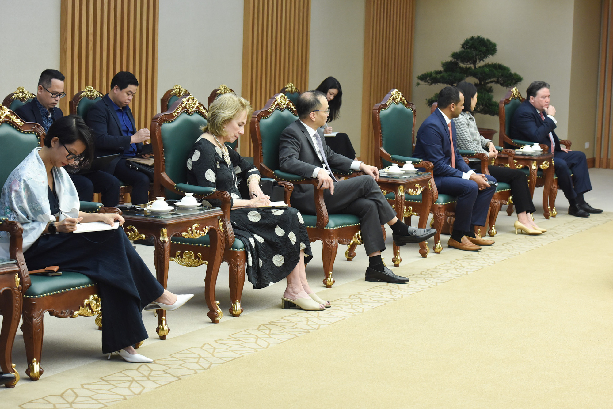 Các thành viên tháp tùng ông Jefferey Perlman, tham dự buổi tiếp.