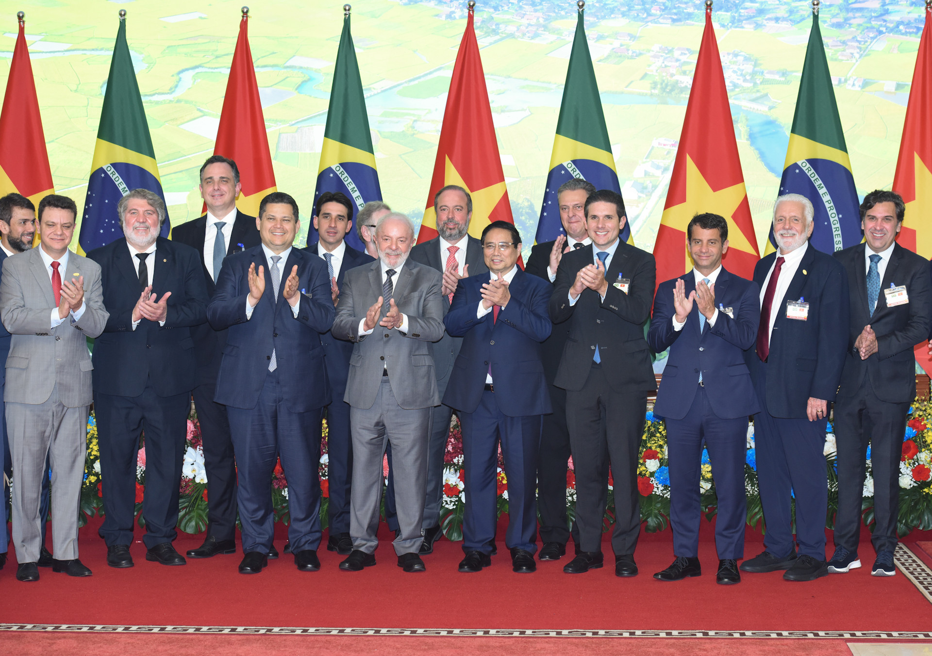 Thủ tướng Phạm Minh Chính và Tổng thống Brazil Luiz Inacio Lula da Silva cùng các thành viên trong đoàn.