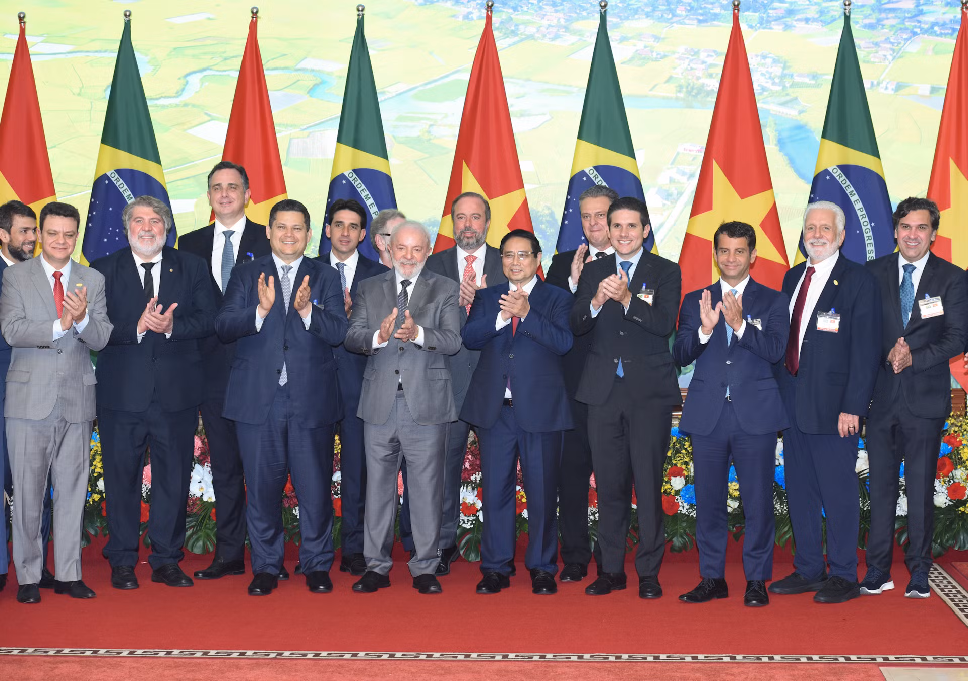 Thủ tướng Phạm Minh Chính và Tổng thống Brazil Luiz Inacio Lula da Silva cùng các thành viên trong đoàn.