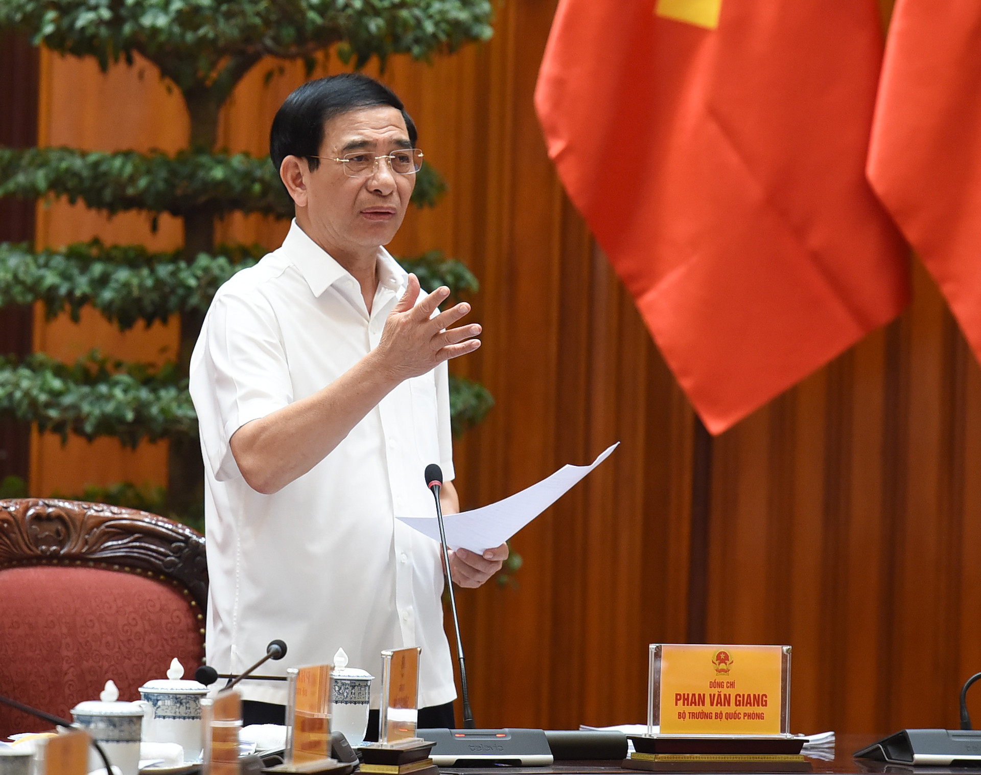 Đại tướng, Bộ trưởng Quốc phòng Phan Văn Giang phát biểu tại cuộc họp.