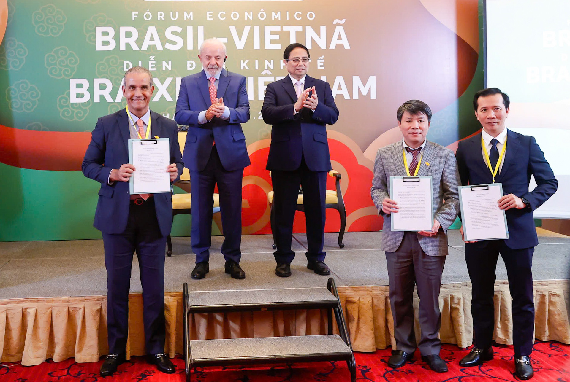 Thủ tướng Phạm Minh Chính và Tổng thống Brazil Luiz Inácio Lula da Silva chứng kiến lễ trao biên bản ghi nhớ giữa 3 bên: Trung tâm Xúc tiến, Thông tin và Hỗ trợ đầu tư, Cục Đầu tư nước ngoài (Bộ Tài chính),Tập đoàn đầu tư Sao Đỏ và Tập đoàn JBS (Brazil) về hợp tác đầu tư vào Việt Nam.