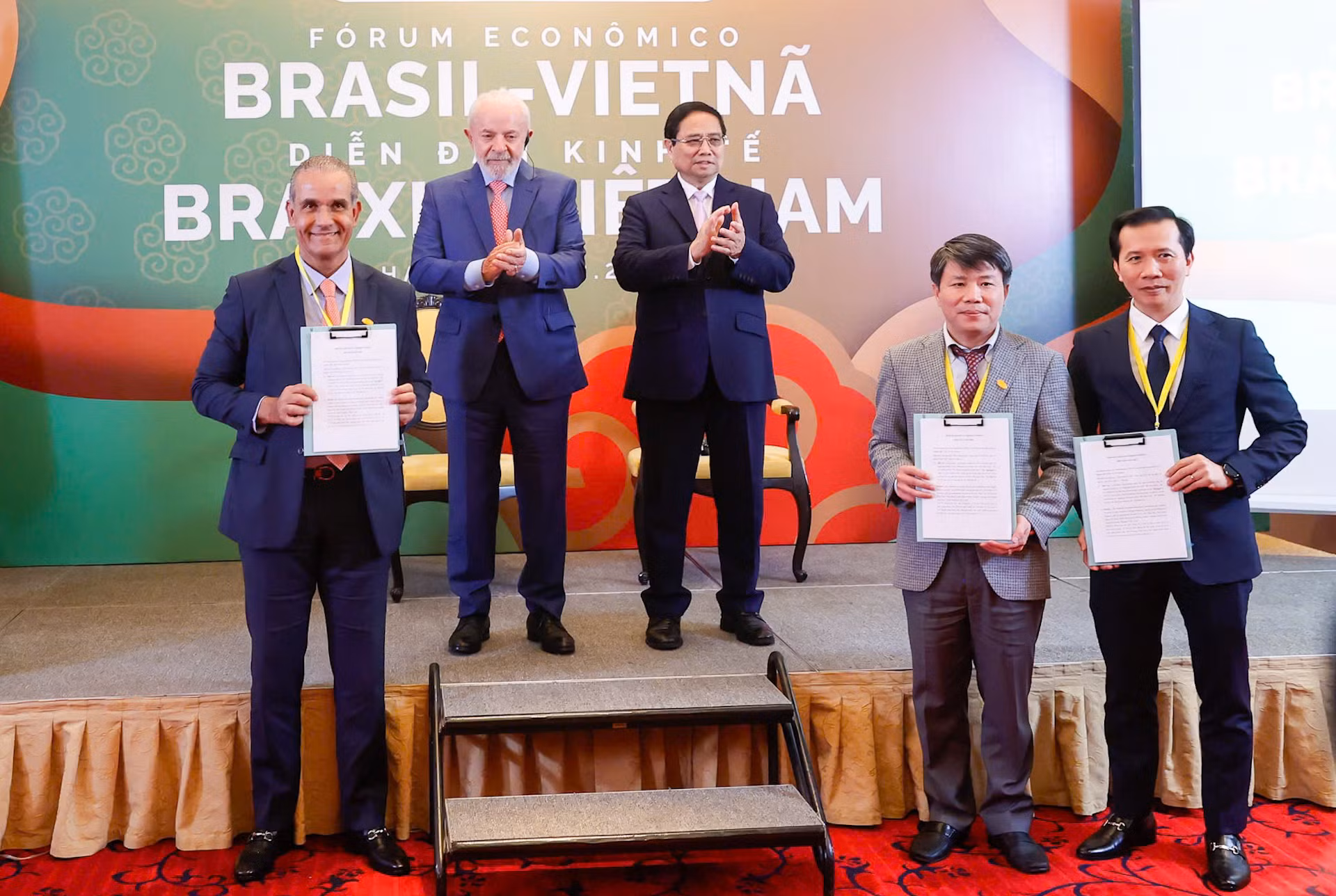 Thủ tướng Phạm Minh Chính và Tổng thống Brazil Luiz Inácio Lula da Silva chứng kiến lễ trao biên bản ghi nhớ giữa 3 bên: Trung tâm Xúc tiến, Thông tin và Hỗ trợ đầu tư, Cục Đầu tư nước ngoài (Bộ Tài chính),Tập đoàn đầu tư Sao Đỏ và Tập đoàn JBS (Brazil) về hợp tác đầu tư vào Việt Nam.