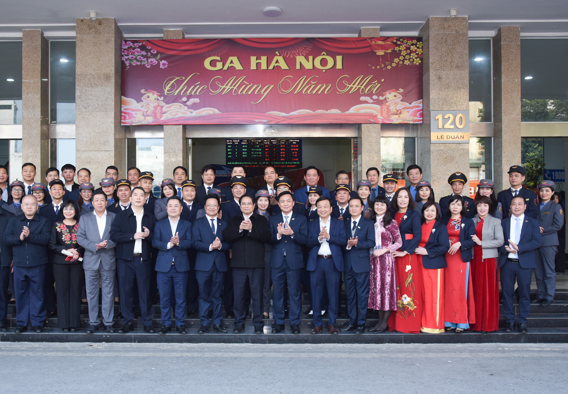 Thủ tướng Phạm Minh Chính với cán bộ, nhân viên ngành đường sắt.