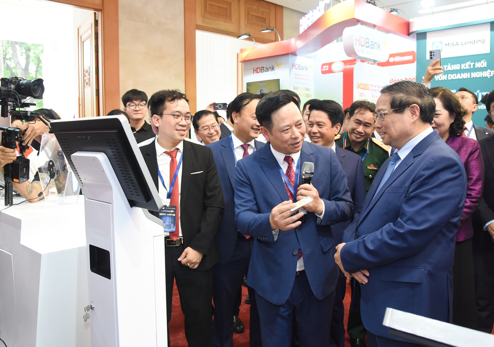 Thủ tướng Phạm Minh Chính tham quan trưng bày sản phẩm dịch vụ, ứng dụng chuyển đổi số Ngân hàng Nông nghiệp và phát triển nông thôn.