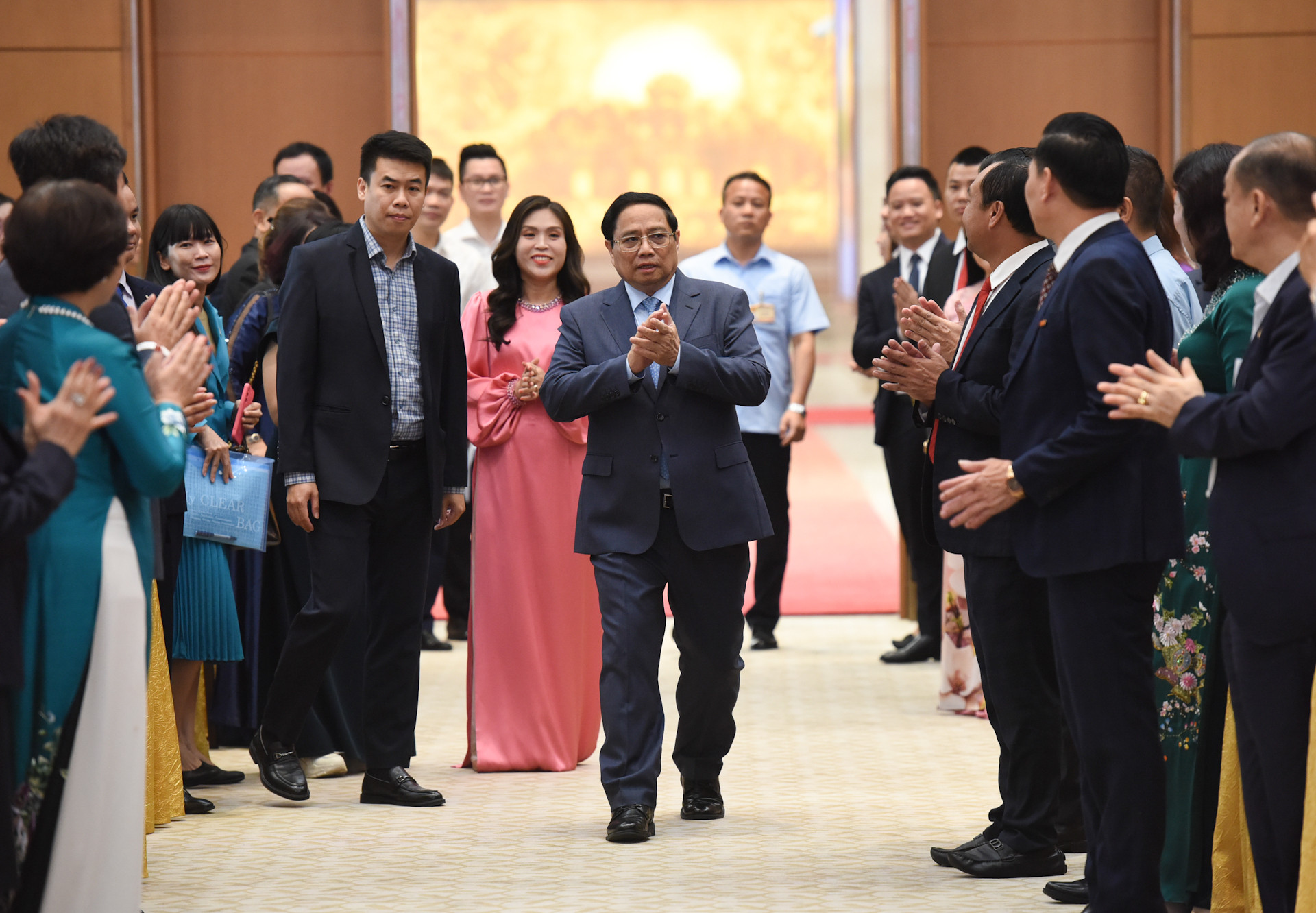 [Ảnh] Thường trực Chính phủ gặp mặt doanh nghiệp nhân Ngày doanh nhân Việt Nam ảnh 1