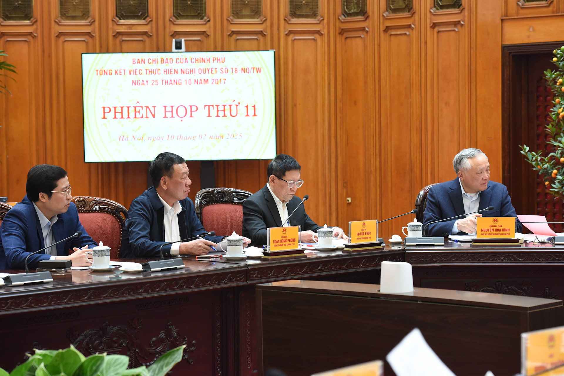 Các đồng chí Phó Thủ tướng và lãnh đạo các bộ, ban, ngành tham dự phiên họp.