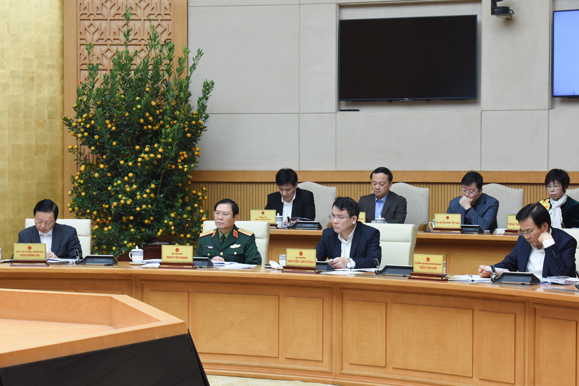 Lãnh đạo các bộ, ngành, cơ quan thuộc Chính phủ tham dự phiên họp.