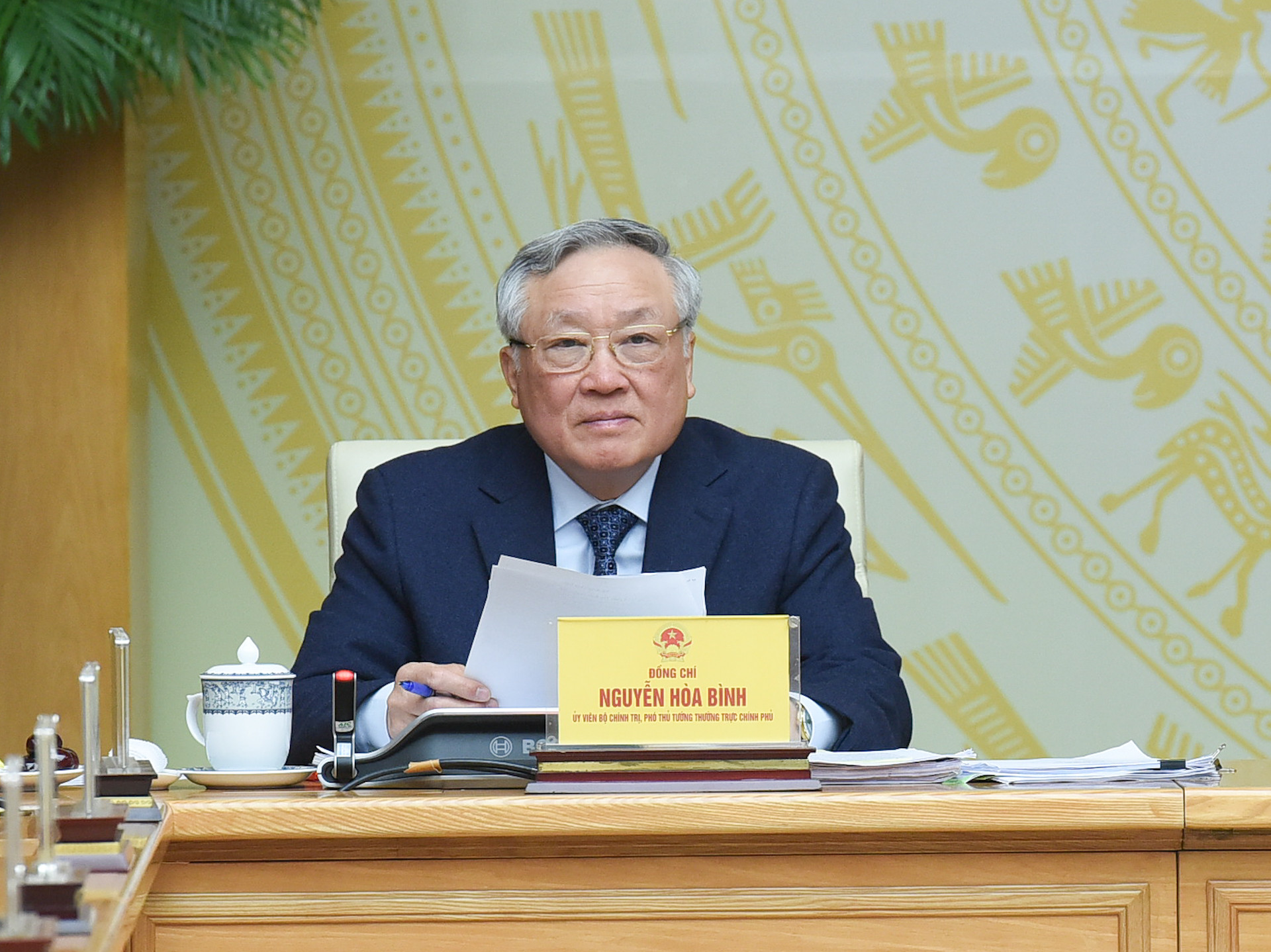 Phó Thủ tướng Thường trực Chính phủ Nguyễn Hòa Bình điều hành phần thảo luận.