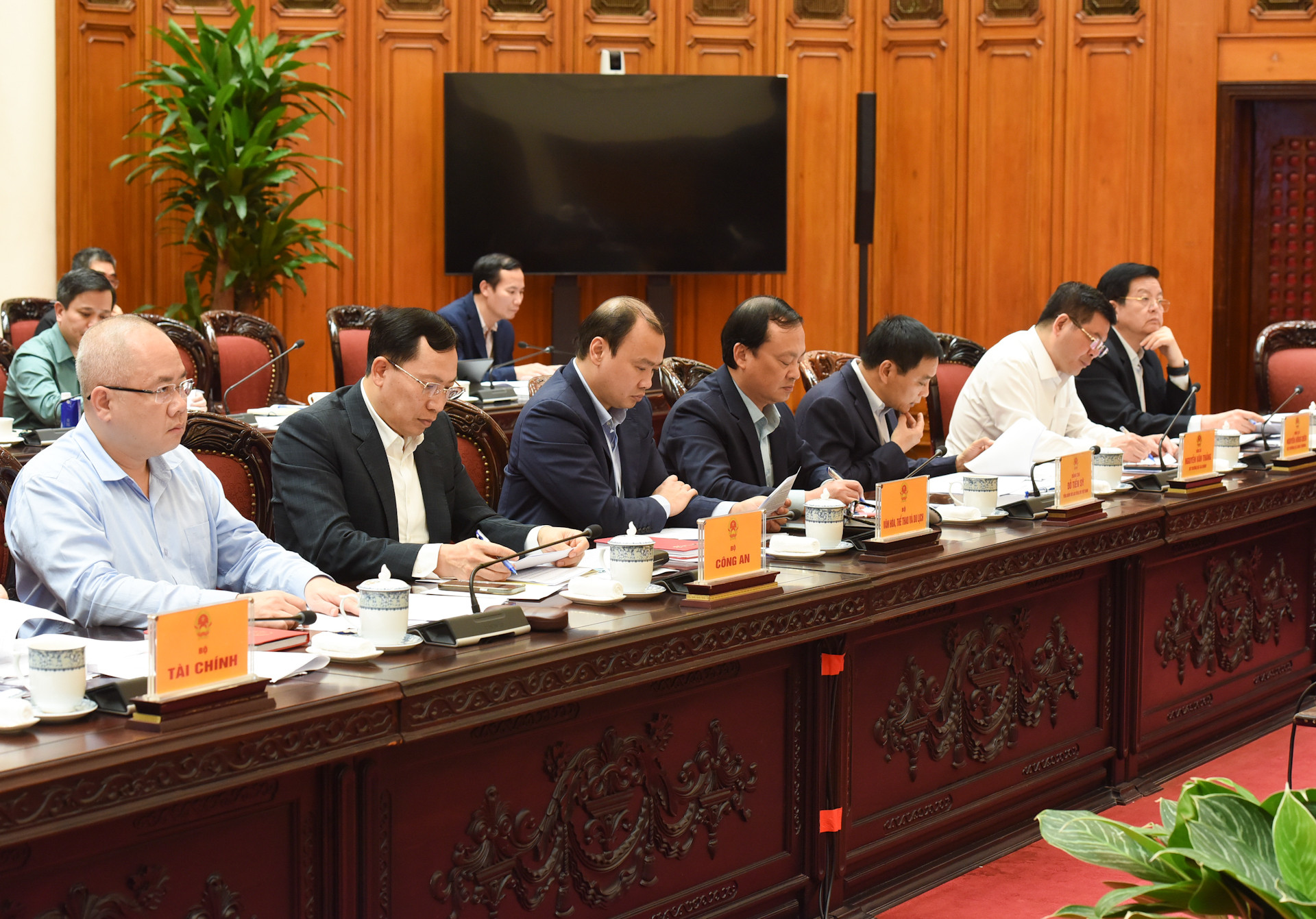 Đại diện lãnh đạo các ban, bộ, ngành tham dự cuộc họp.