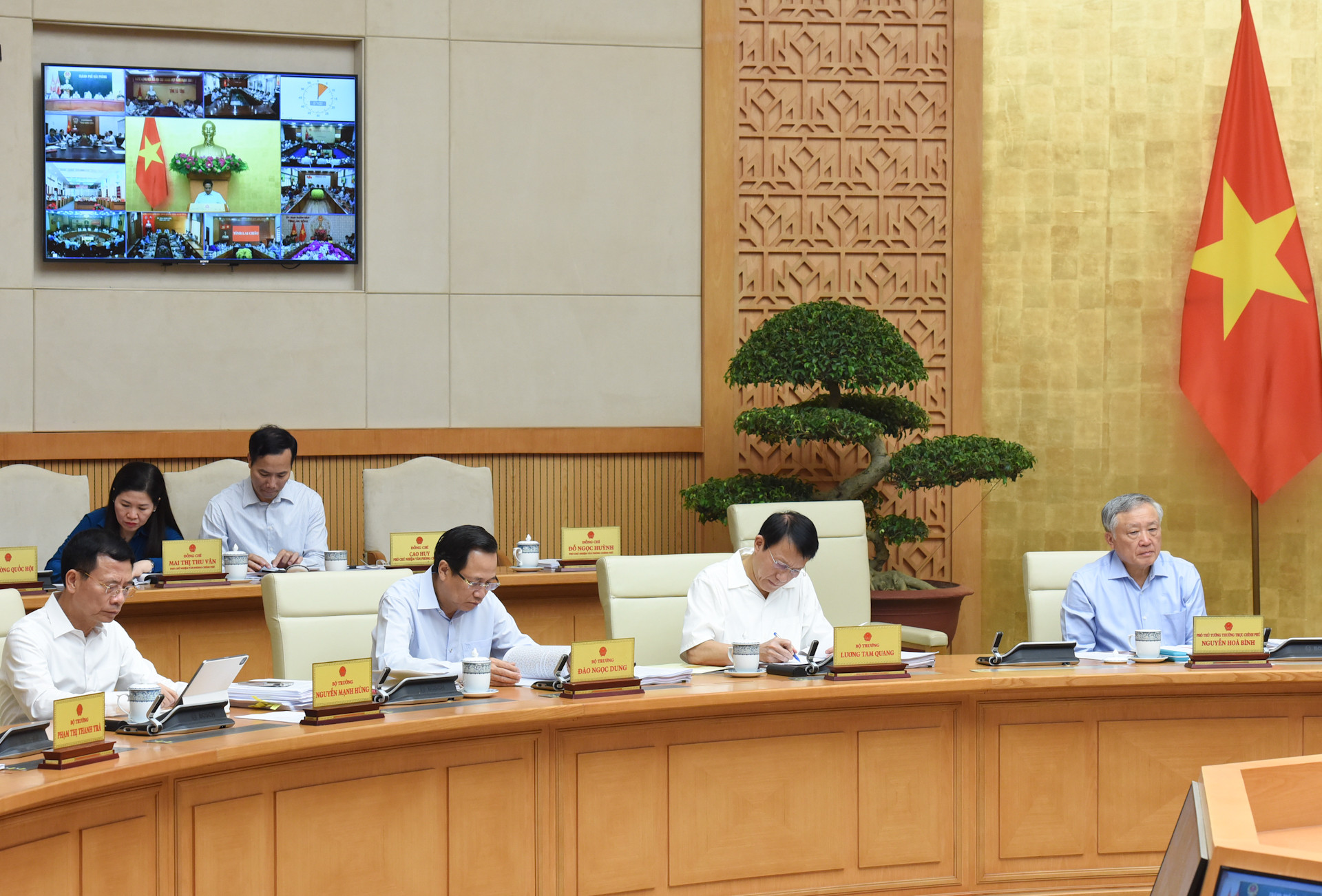 Các đồng chí Phó Thủ tướng Chính phủ, lãnh đạo các bộ tham dự phiên họp.