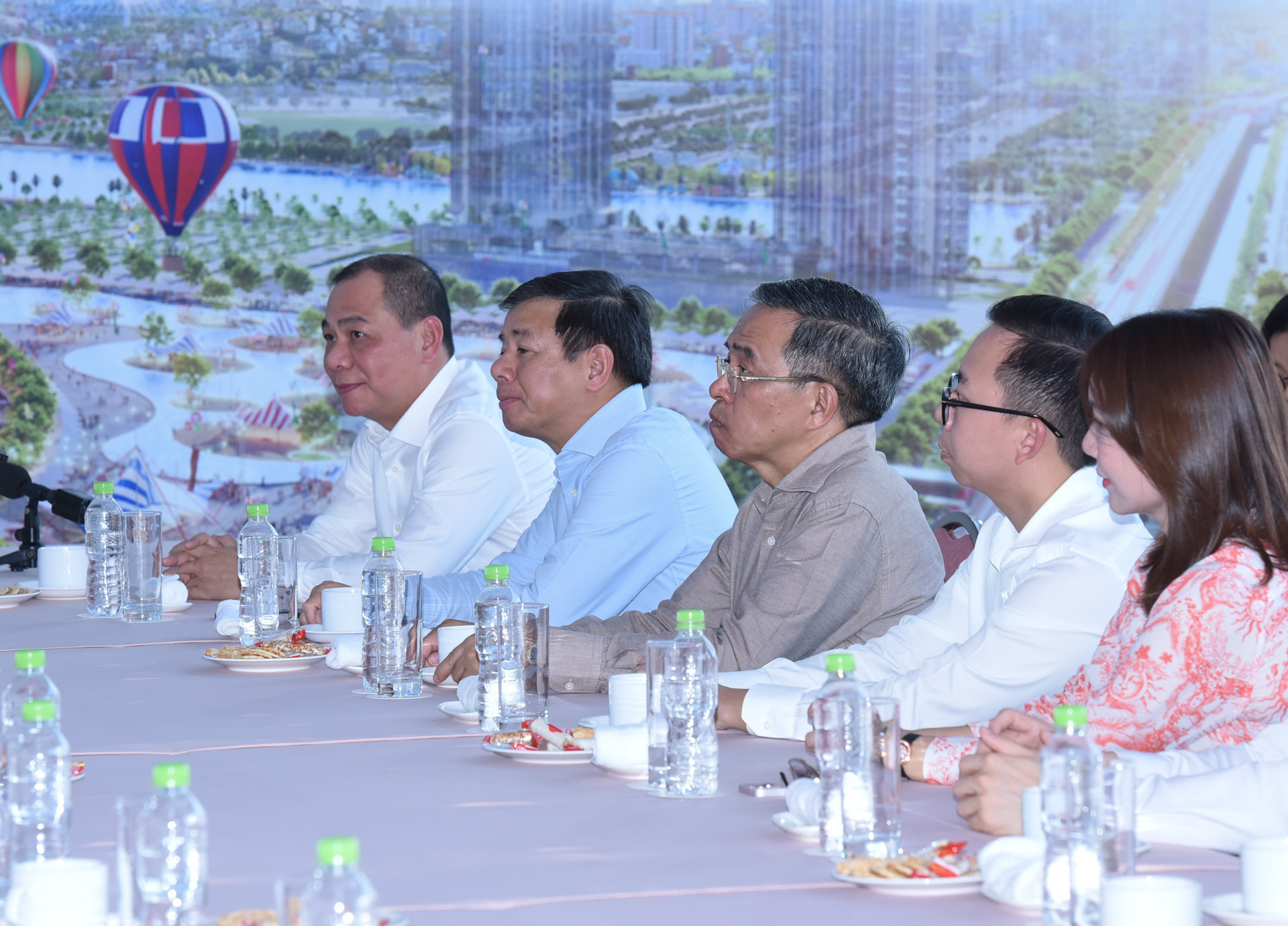 Đại diện chủ đầu tư và các đơn vị thi công dự án Trung tâm Hội chợ Triển lãm quốc gia.