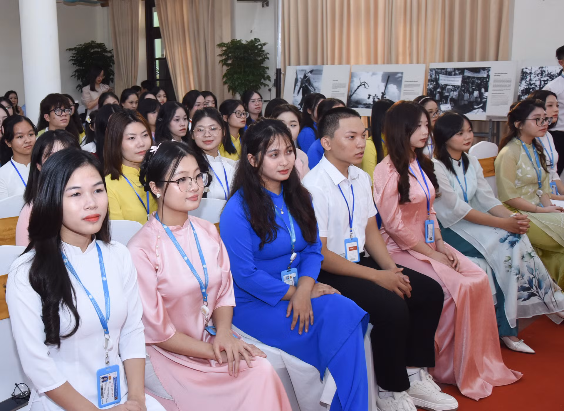 Sinh viên Học viện Phụ nữ Việt Nam tham dự cuộc gặp mặt.