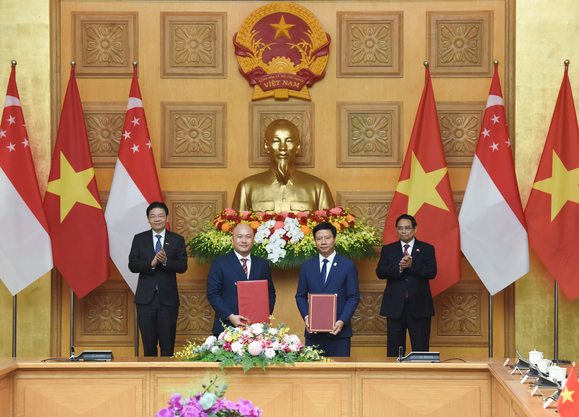 Thủ tướng Phạm Minh Chính và Thủ tướng Singapore Lawrence Wong chứng kiến lễ trao Bản ghi nhớ hợp tác nhằm triển khai thanh toán bán lẻ song phương qua mã QR giữa Việt Nam và Singapore (giữa Công ty Cổ phần Thanh toán Quốc gia Việt Nam và Mạng lưới chuyển tiền điện tử Singapore).