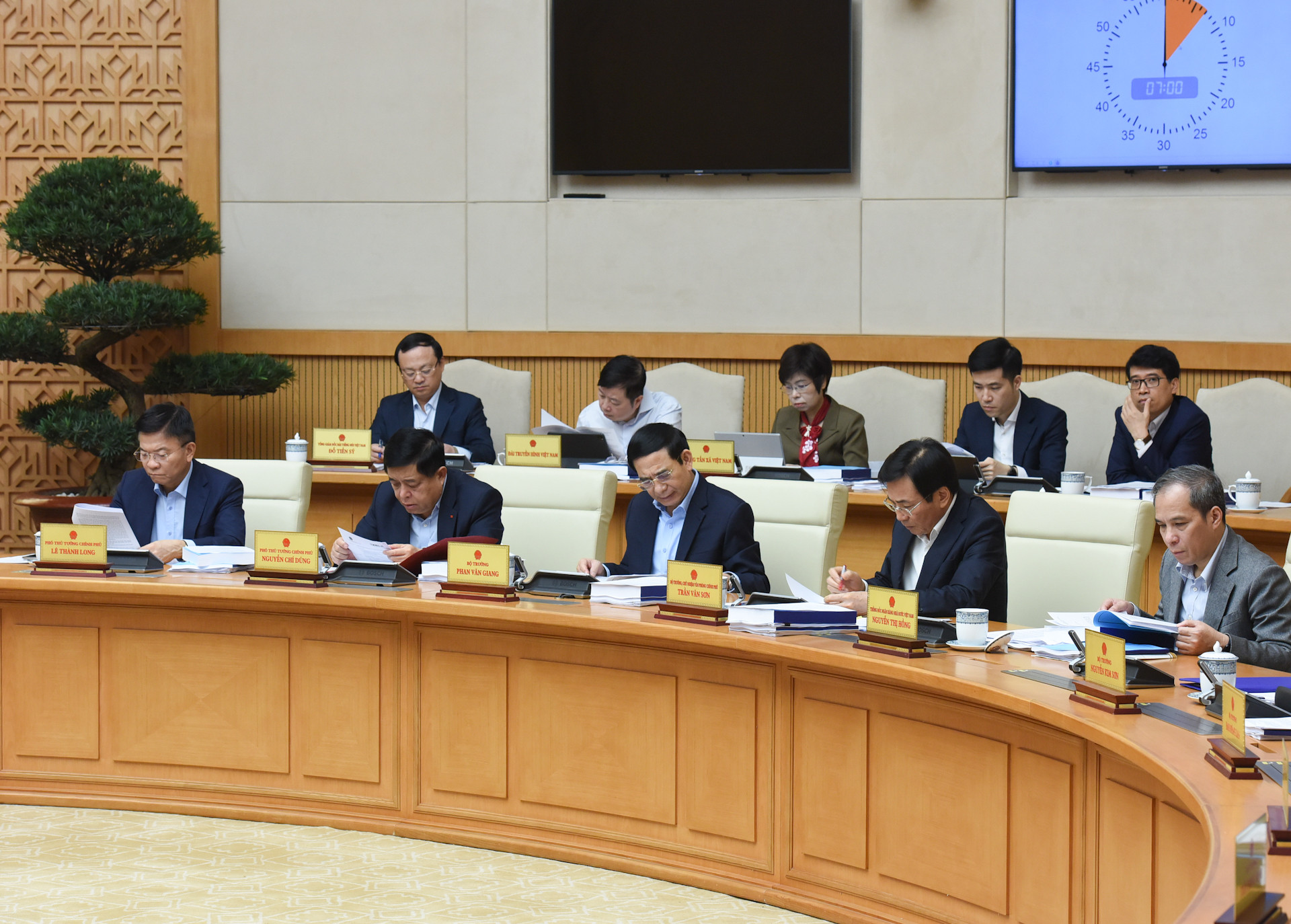 Các Phó Thủ tướng Chính phủ, lãnh đạo một số bộ, ngành và đại biểu tham dự phiên họp.