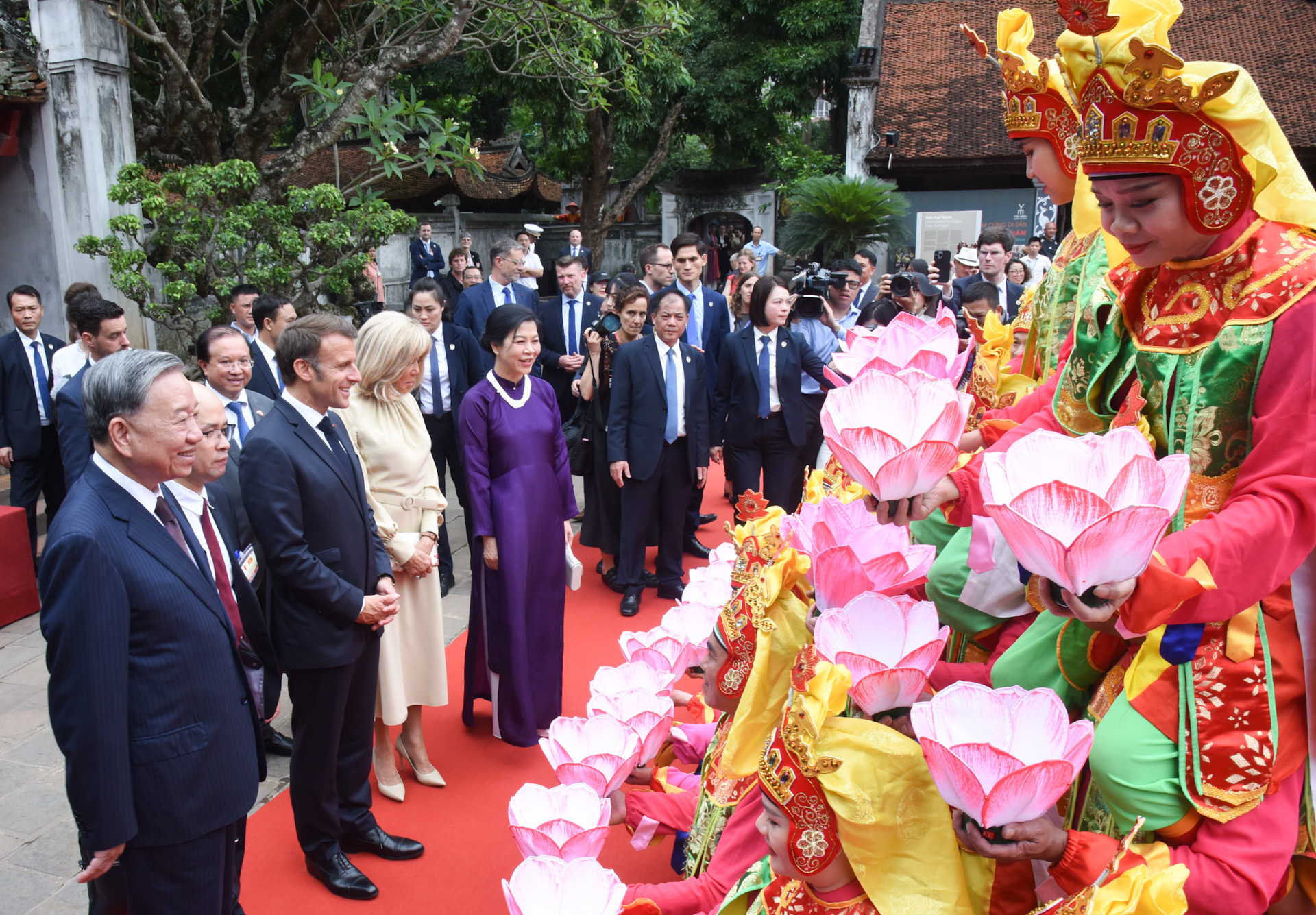 Tổng Bí thư Tô Lâm và Phu nhân Ngô Phương Ly cùng Tổng thống Emmanuel Macron và Phu nhân Brigitte Macron giao lưu với các diễn viên biểu diễn.
