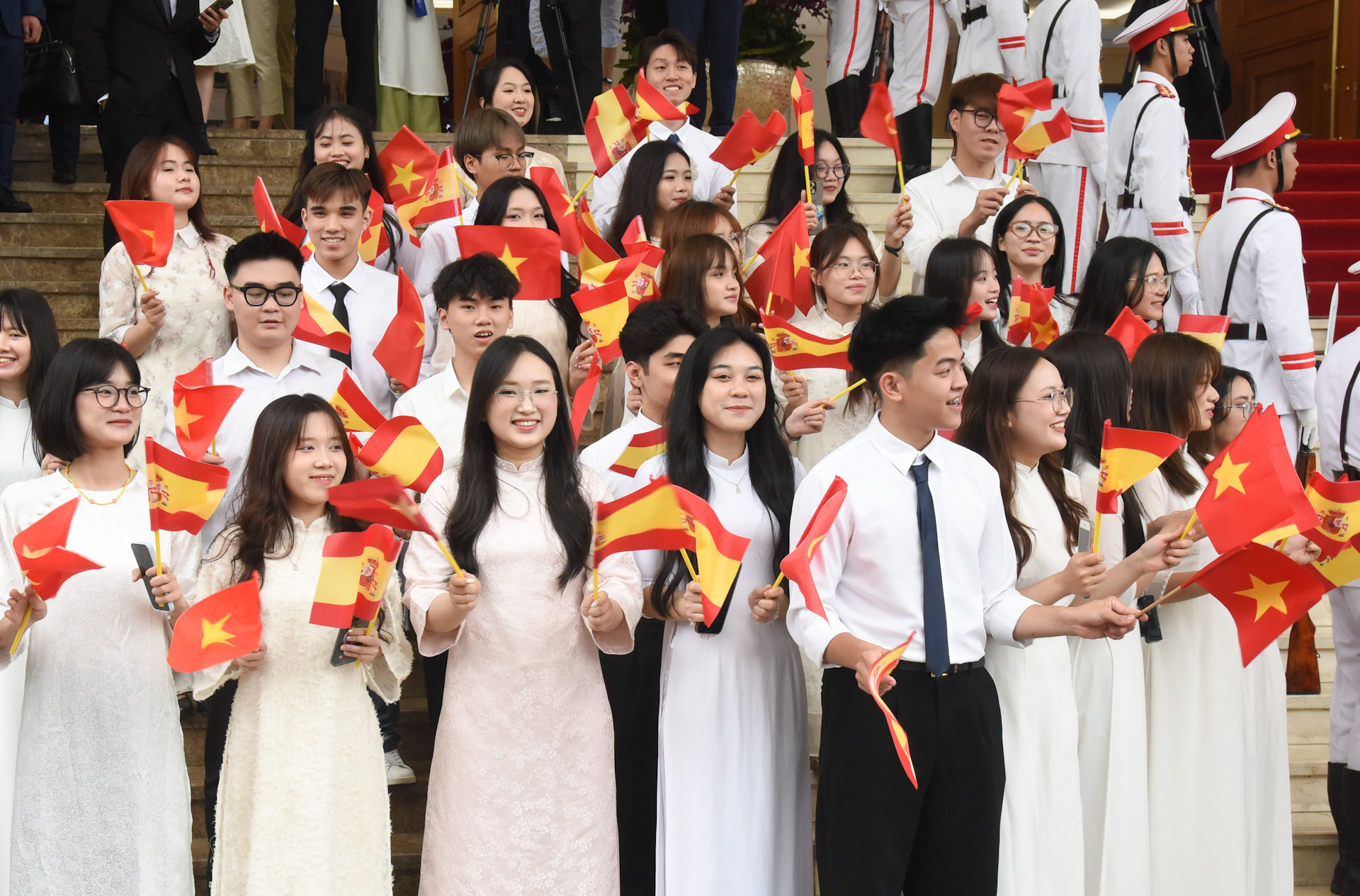 Đại diện người dân Thủ đô vẫy chào Thủ tướng Tây Ban Nha Pedro Sanchez và các thành viên cùng đoàn.