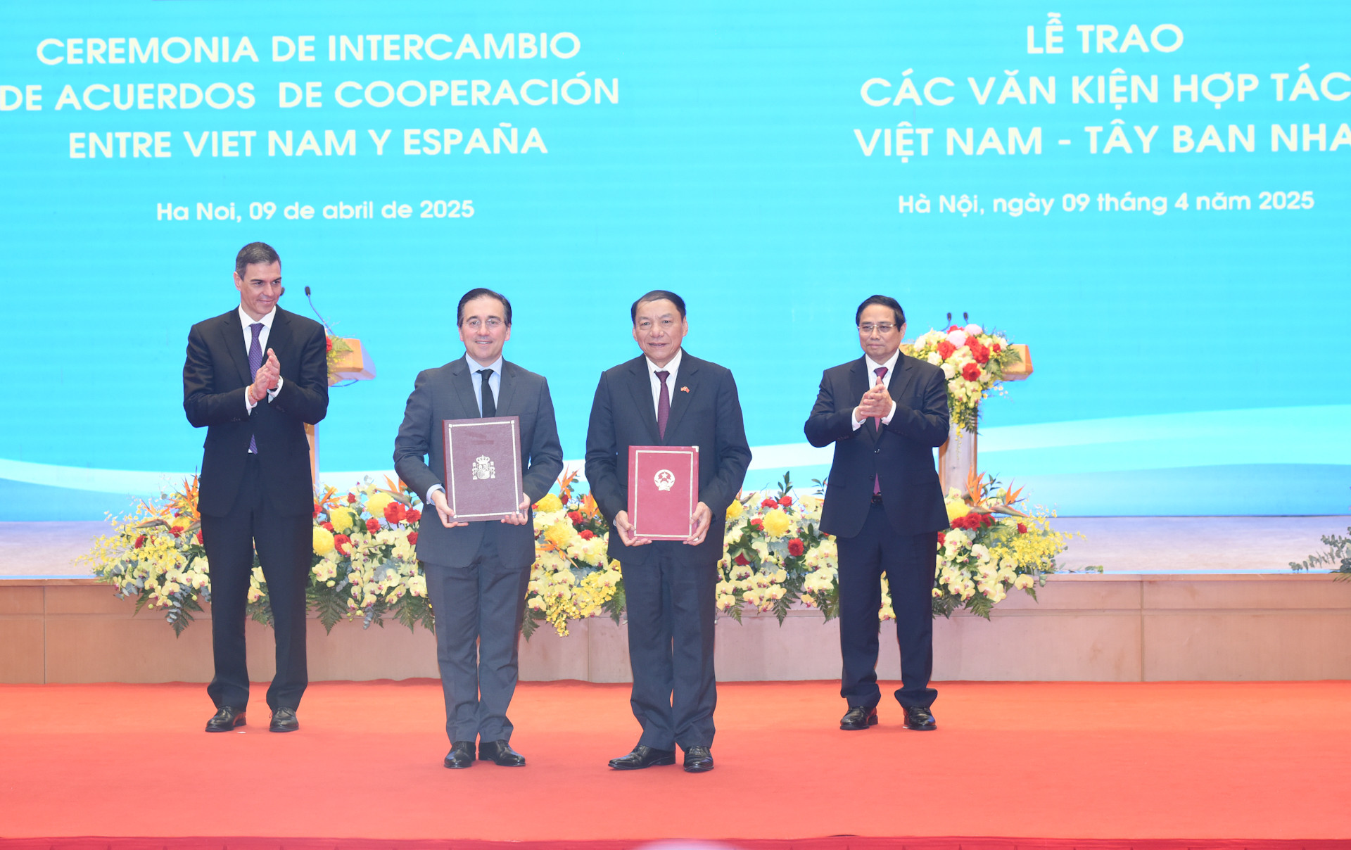Thủ tướng Phạm Minh Chính và Thủ tướng Tây Ban Nha Pedro Sanchez chứng kiến Lễ trao Bản ghi nhớ hợp tác về văn hóa và thể thao giữa hai Bộ Văn hóa, Thể thao và Du lịch Việt Nam và Bộ Văn hóa và Bộ Giáo dục, Đào tạo nghề và Thể thao Tây Ban Nha.